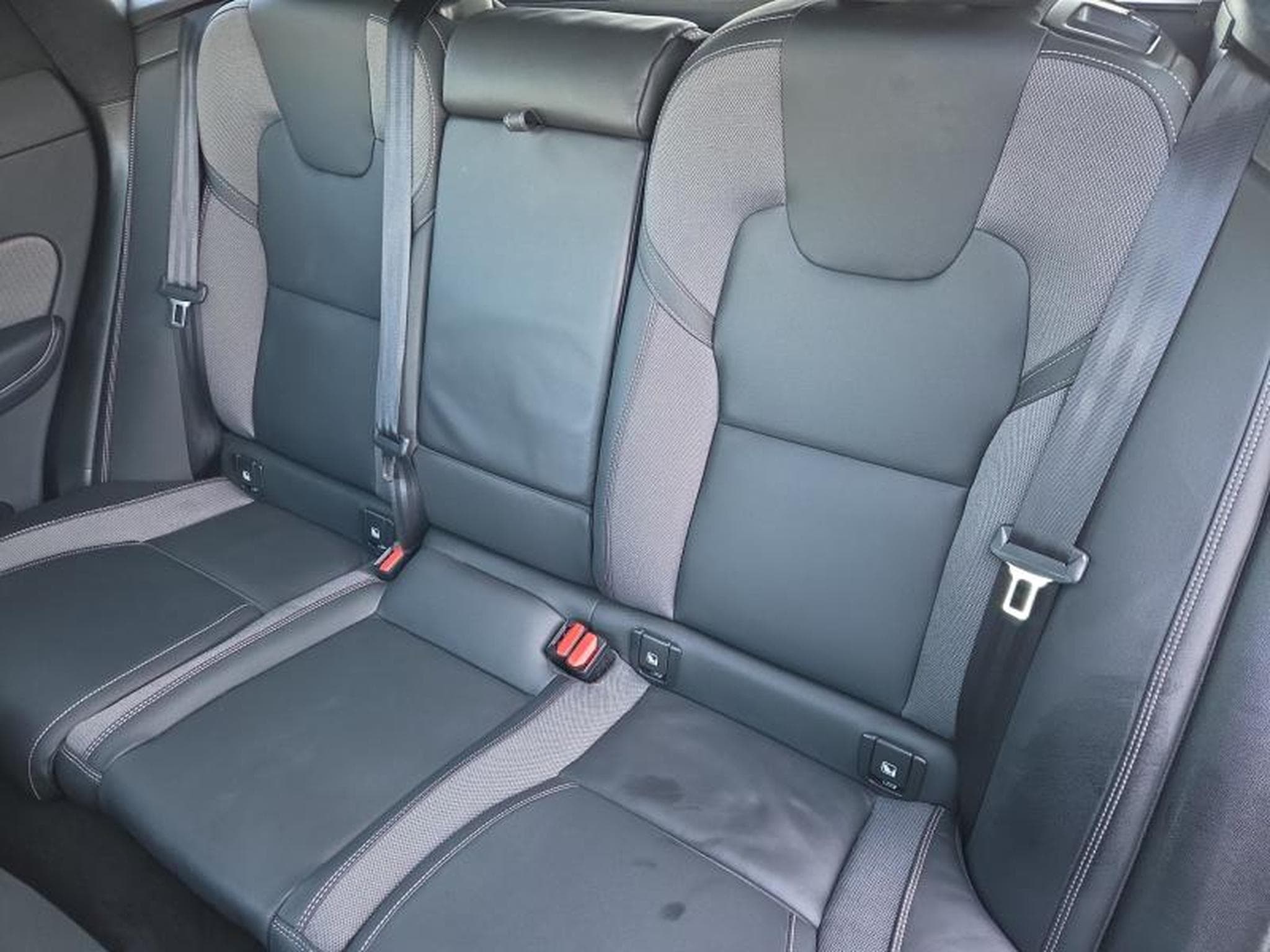 Volvo XC60 B5 Black Edition Plus / Essence (2025) - Photo 13