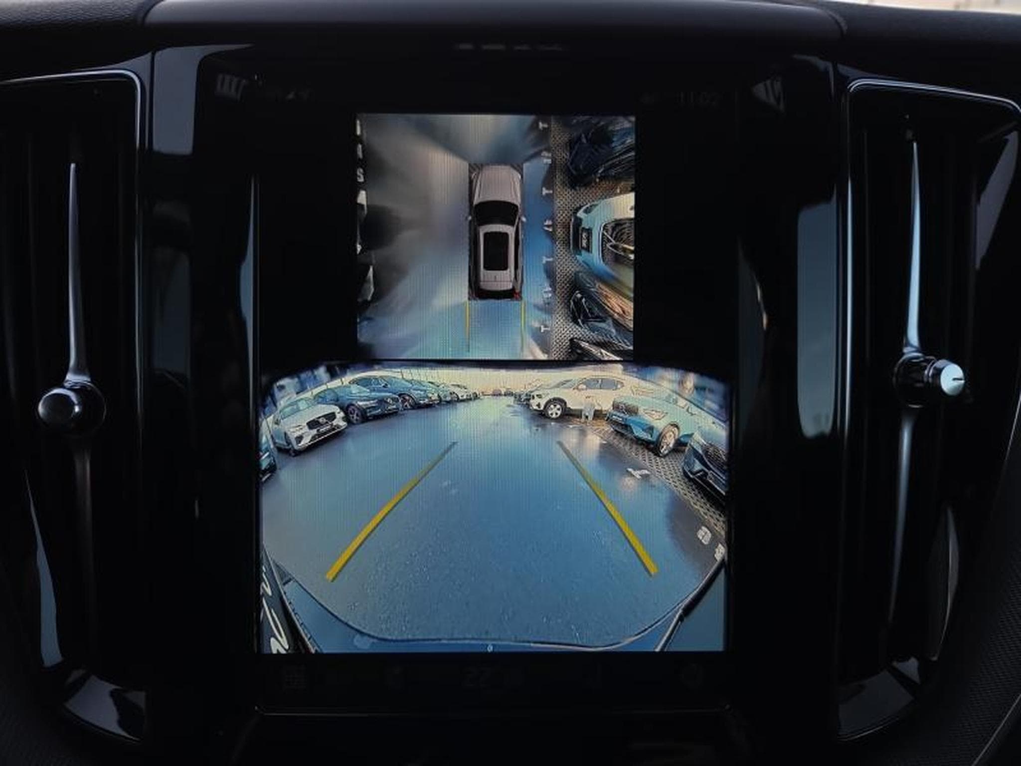 Volvo XC60 B5 Black Edition Plus / Essence (2025) - Photo 17