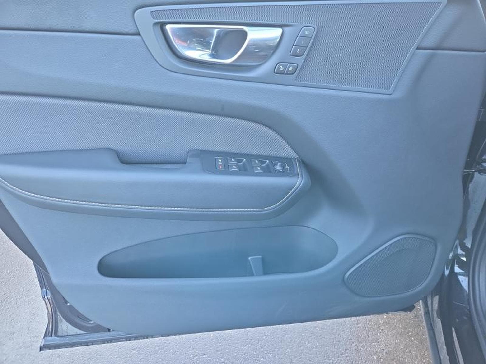 Volvo XC60 B5 Black Edition Plus / Essence (2025) - Photo 20