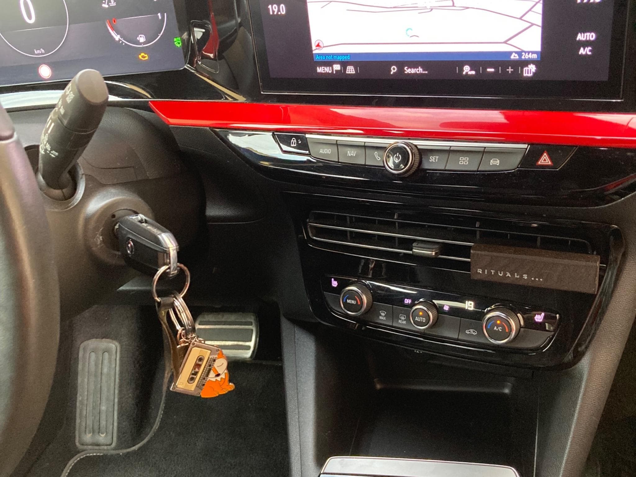 Opel Mokka GS Red Stripe (2022) - Photo 15