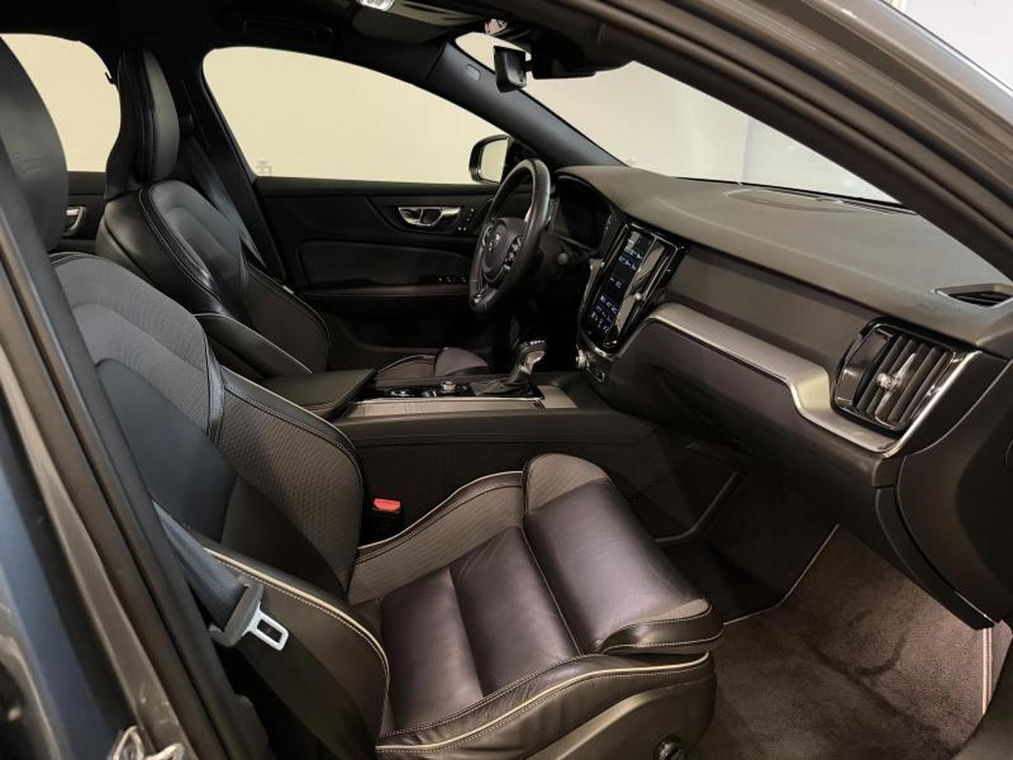 Volvo S60 T5 R Design (2020) - Photo 17