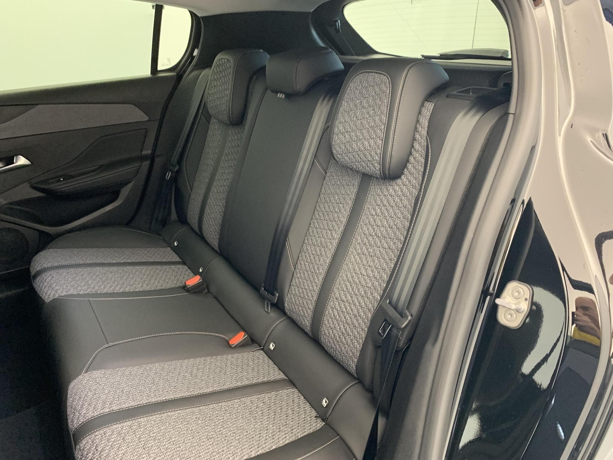 Peugeot 308 HYBRID 145 E-DCS6 ALLURE (2026) - Foto 17