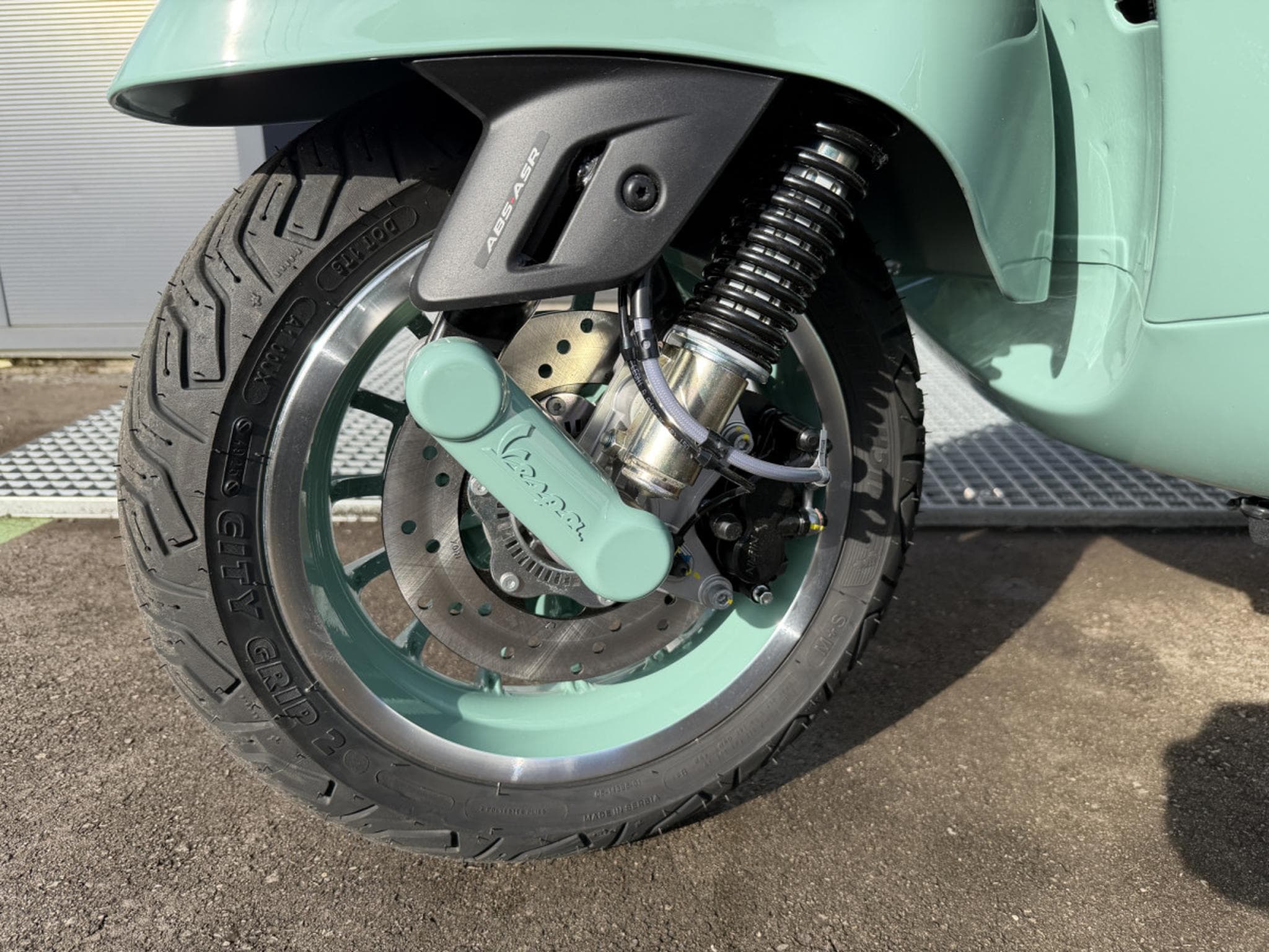 Vespa GTS 310 '' 80th Anniversary '' (2026) - Photo 7
