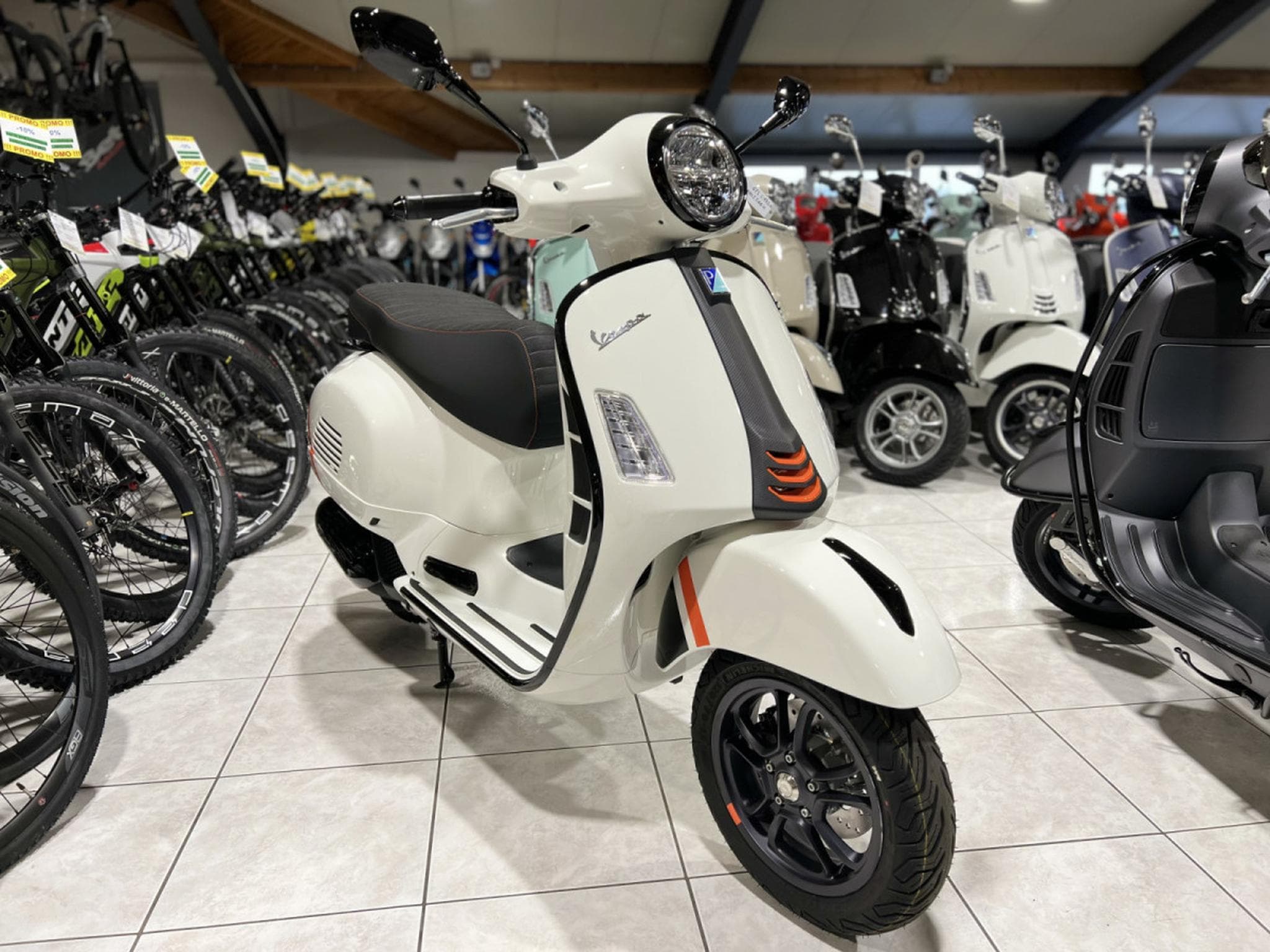 Vespa GTS 125 Blanc (2026) - Photo 6