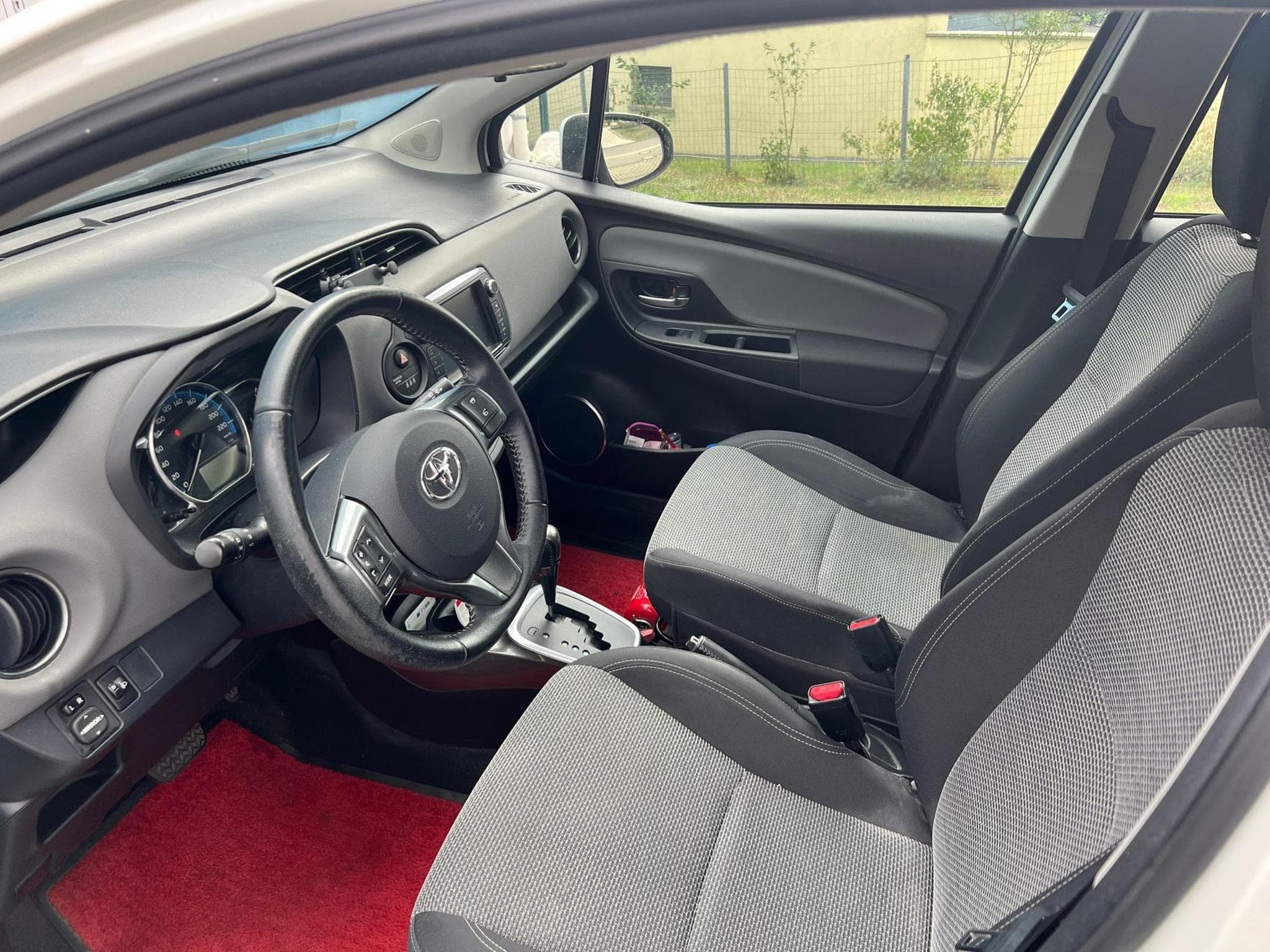 Toyota Yaris Hybrid NHP130L (2016) - Photo 3