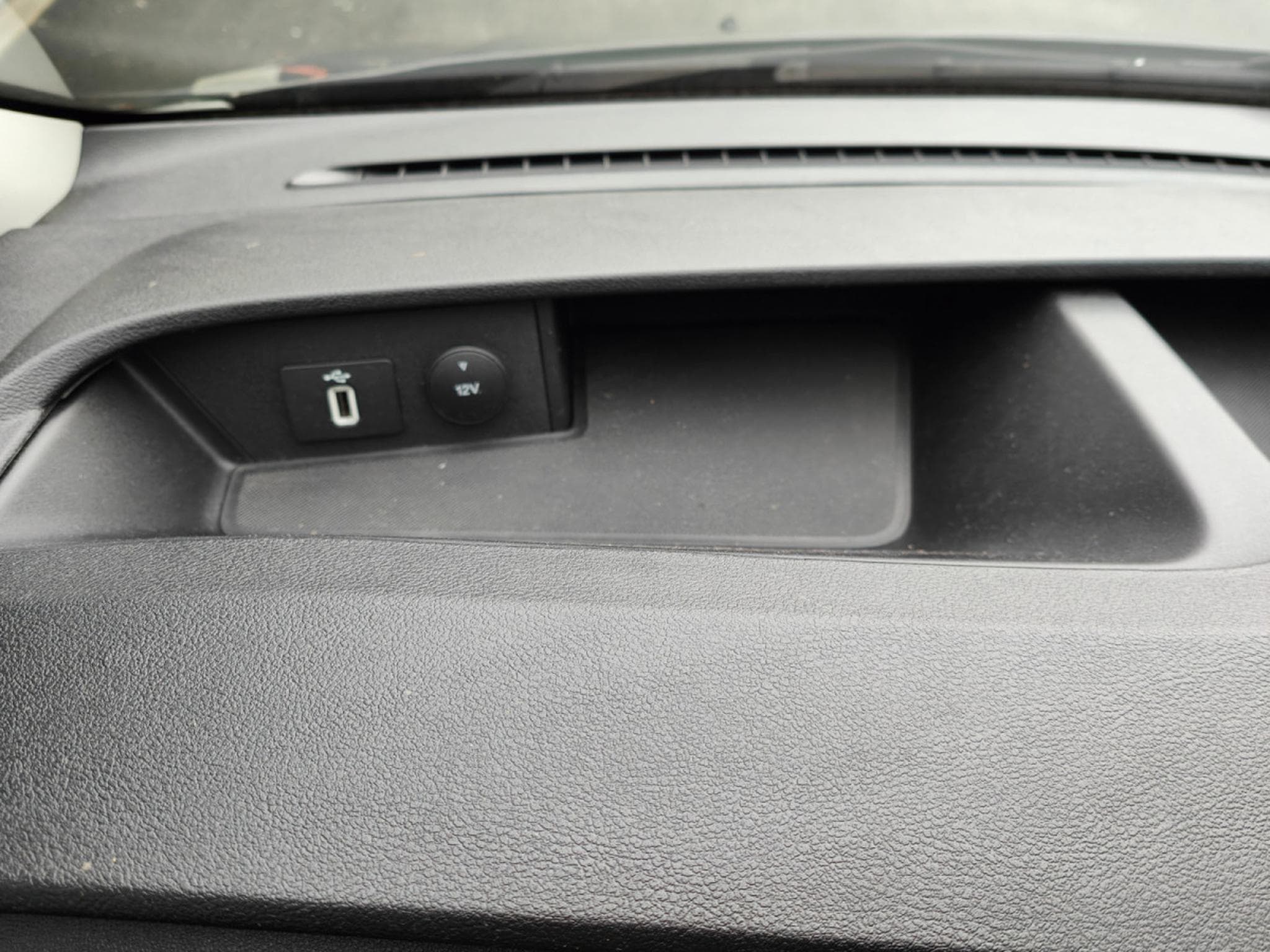 Ford Transit 2.0 TDCI BOITE AUTO 3PLACES CAMERA CARPLAY CRUISE ATTELAGE (2023) - Photo 22