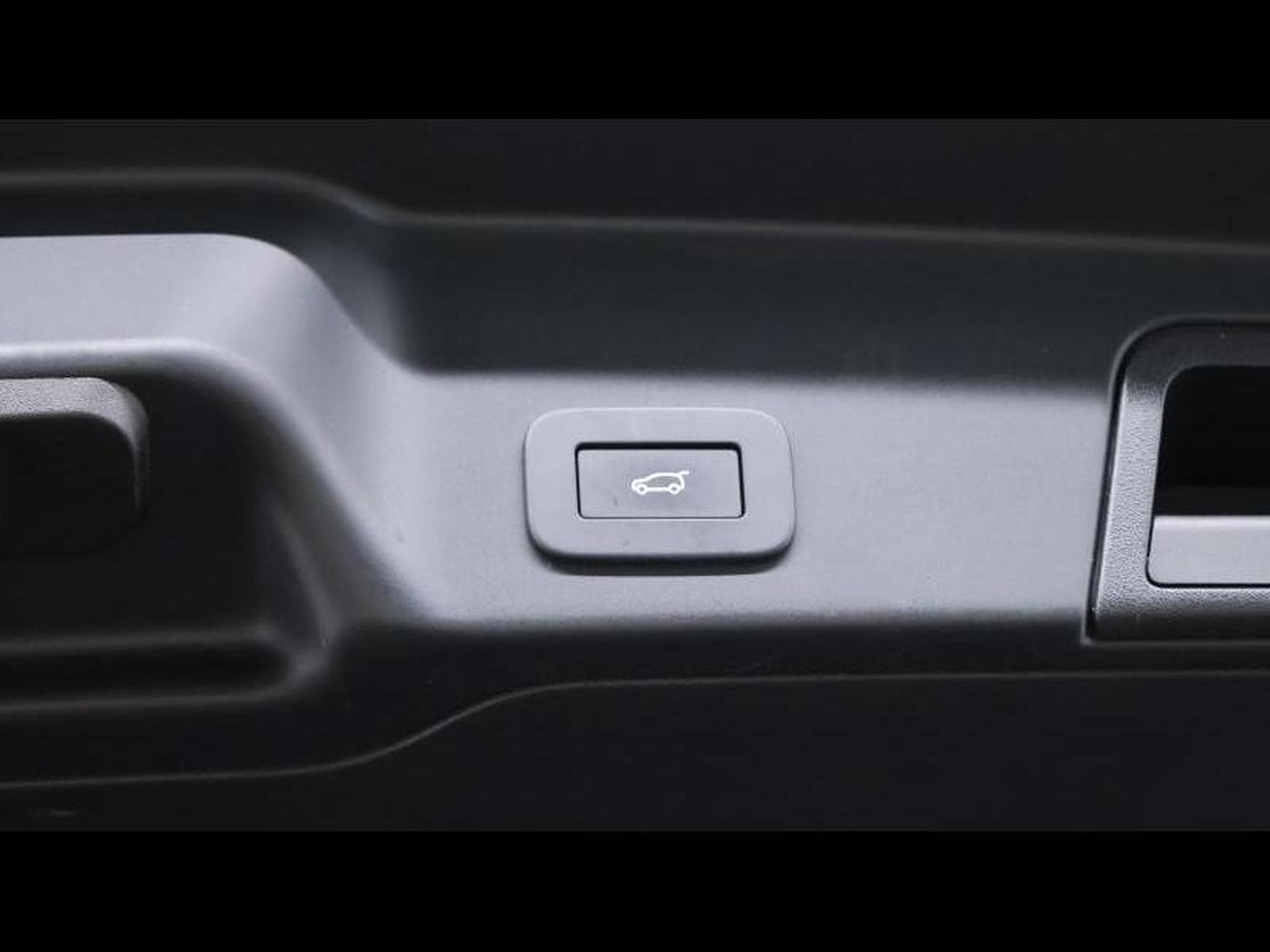 Land-Rover Range Rover Evoque P300e R-Dynamic S (2024) - Photo 30