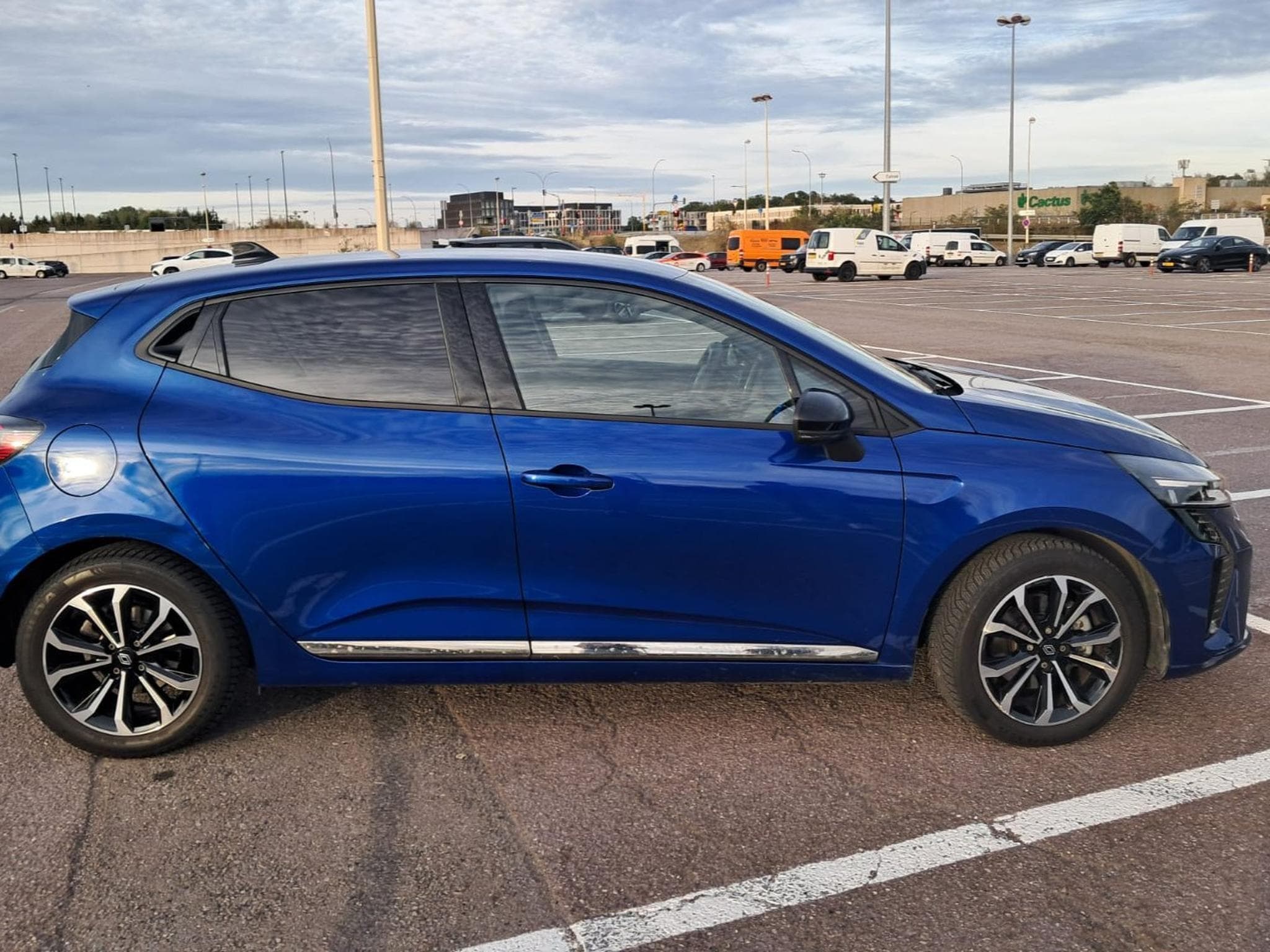 Renault Clio E-Tech Full Hybrid 145-negotiable price (2024) - Foto 4