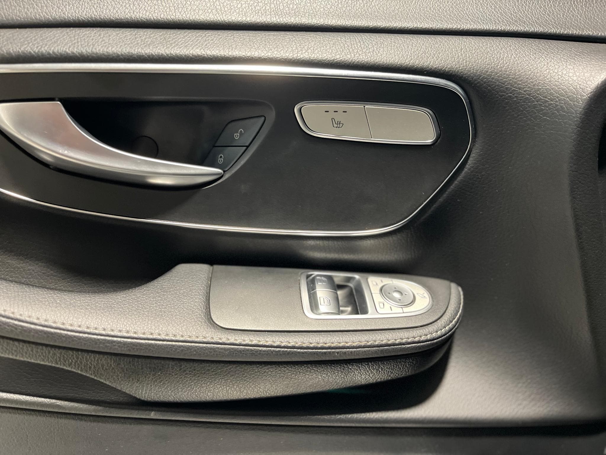Mercedes V 300 4Matic 9G-TRONIC Long / L2 7 places Avantgarde Pack AMG Line (2023) - Foto 24