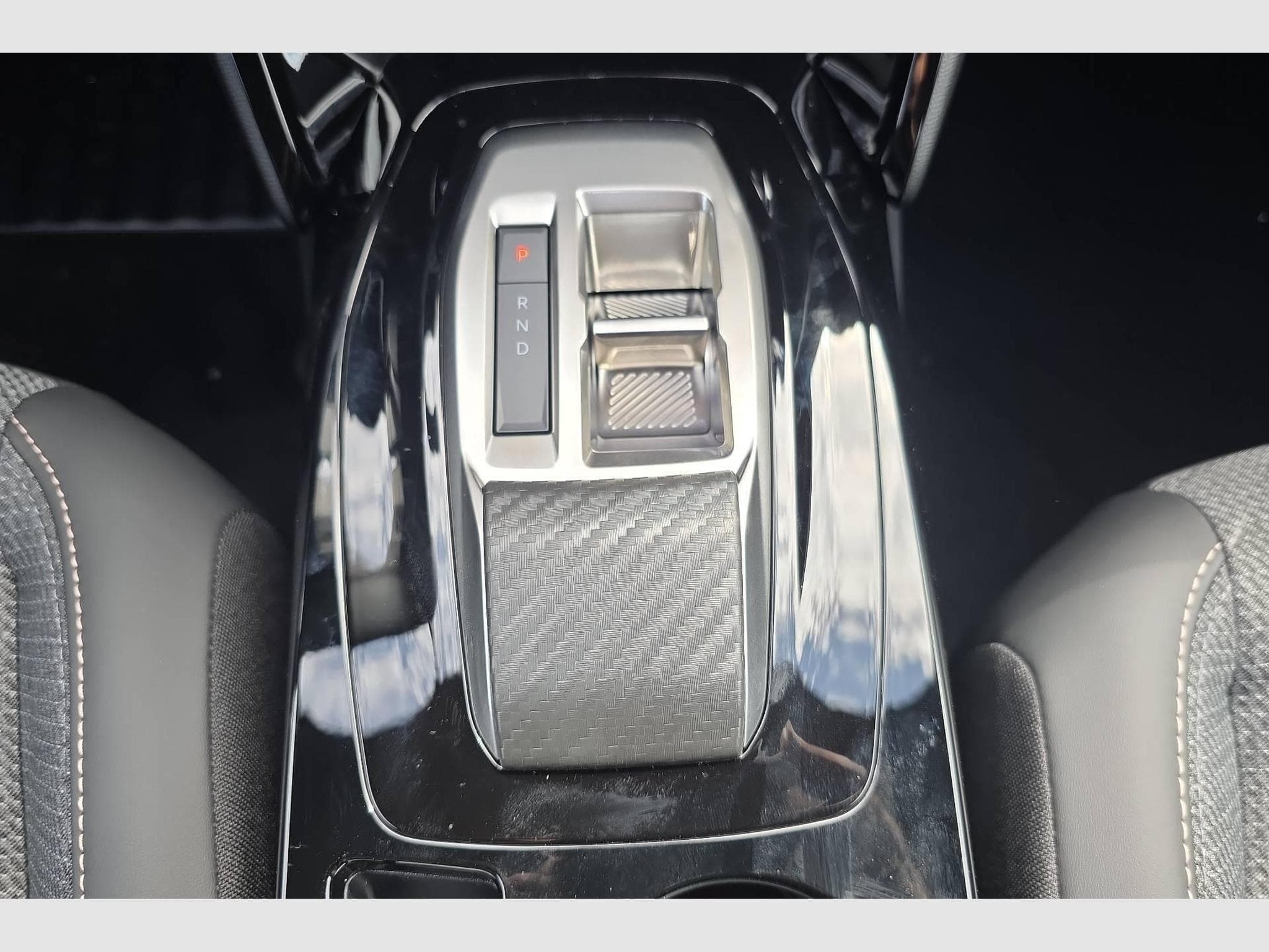 Peugeot 2008 Hybrid 145 e-DCS6 Allure (2026) - Photo 20