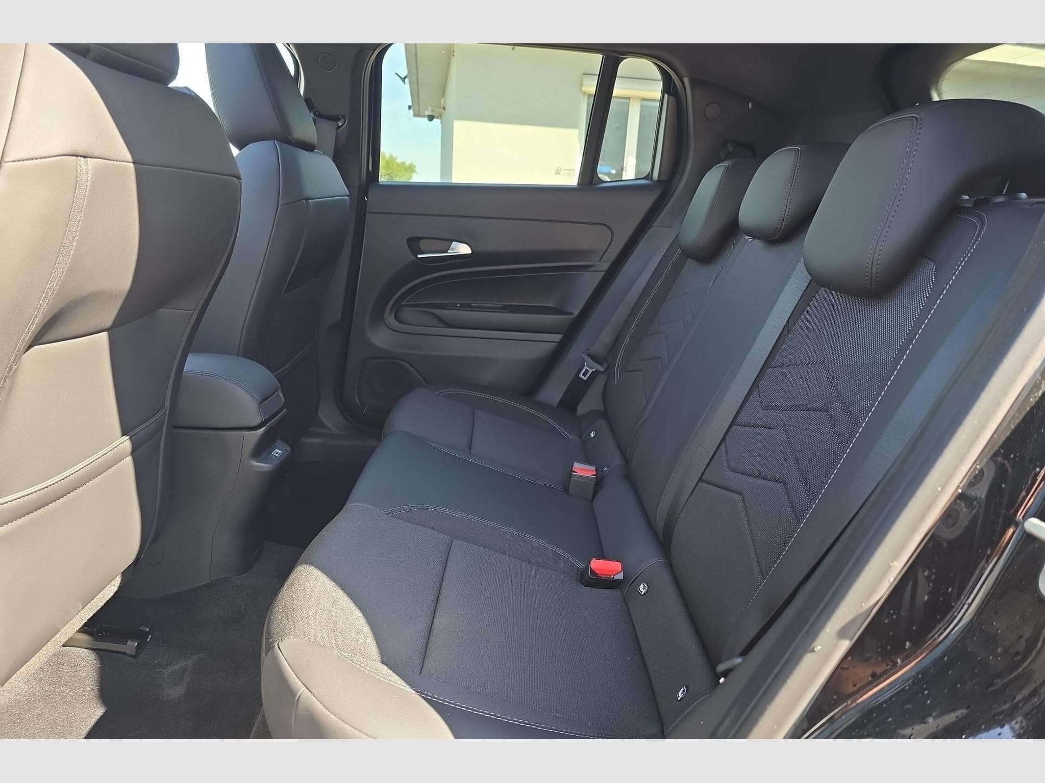 Jeep Avenger 1.2 Turbo T3 110 ch e-Hybrid BVR6 Summit (2025) - Foto 20