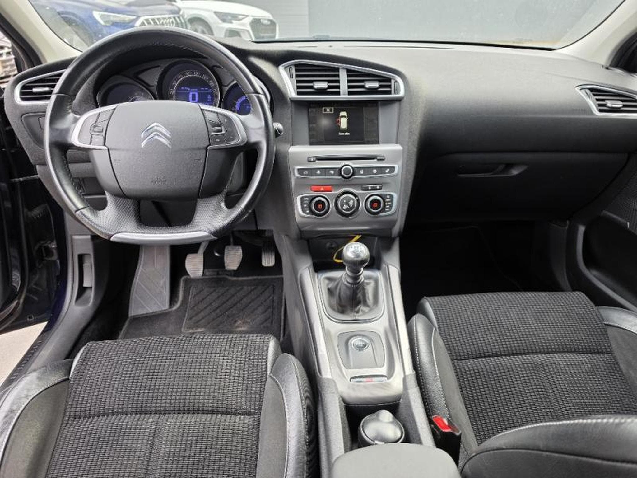 Citroën C4 Shine, 6 vit. man, 1.2 essence, 130 CV (2016) - Photo 7