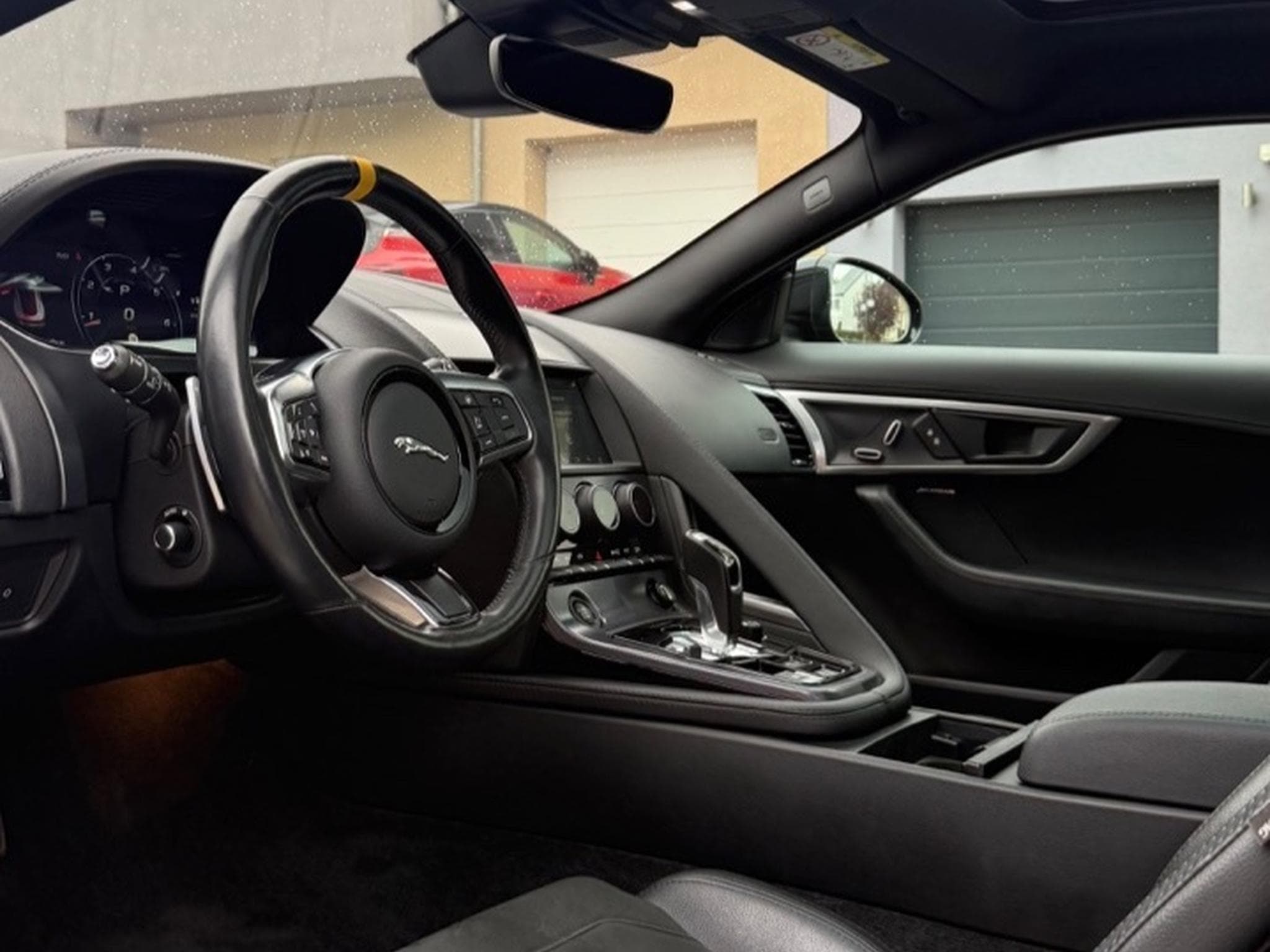 Jaguar F-Type R-dynamic (2021) - Photo 10