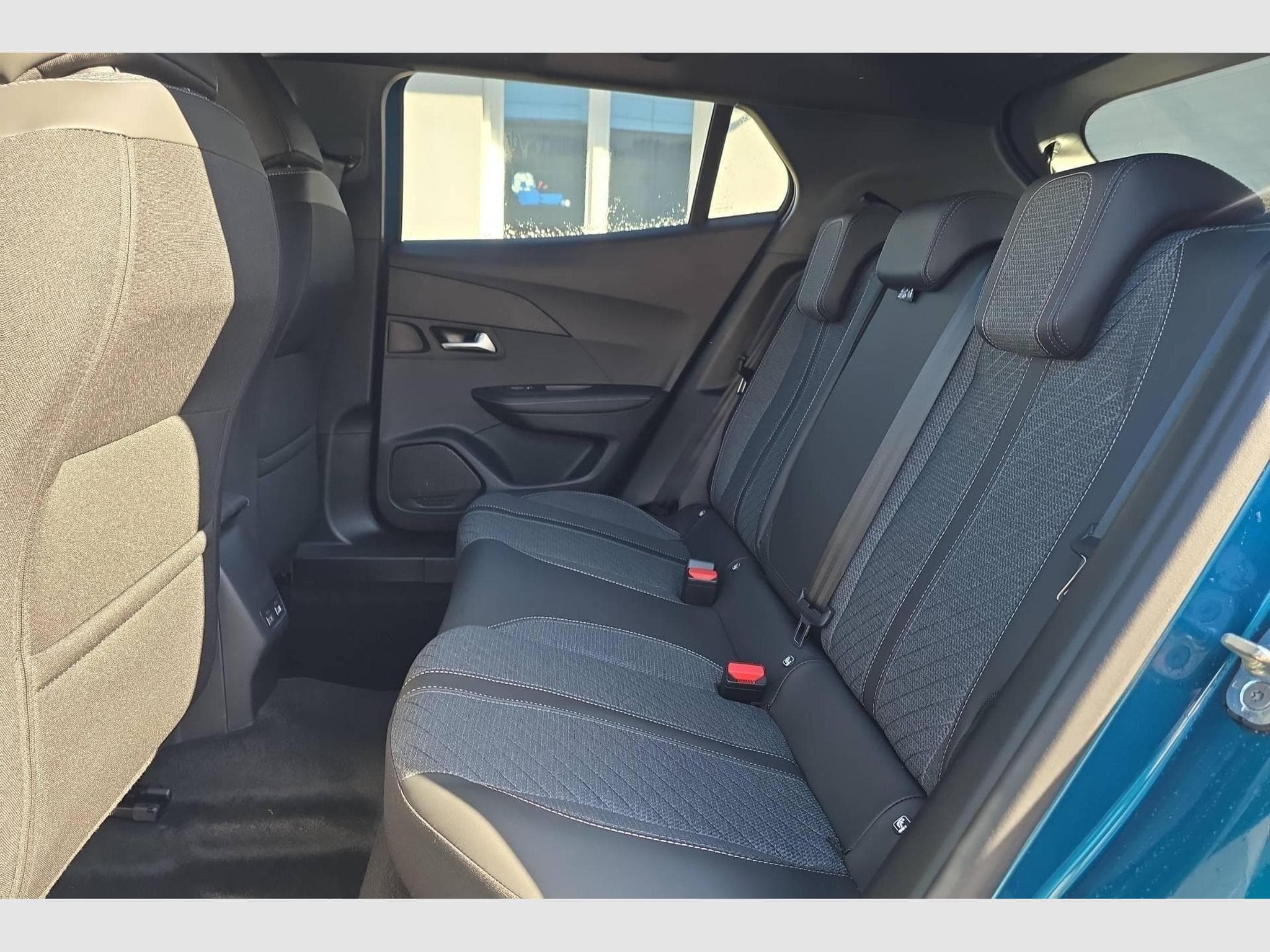 Peugeot 2008 Hybrid 145 e-DCS6 Allure (2026) - Foto 20