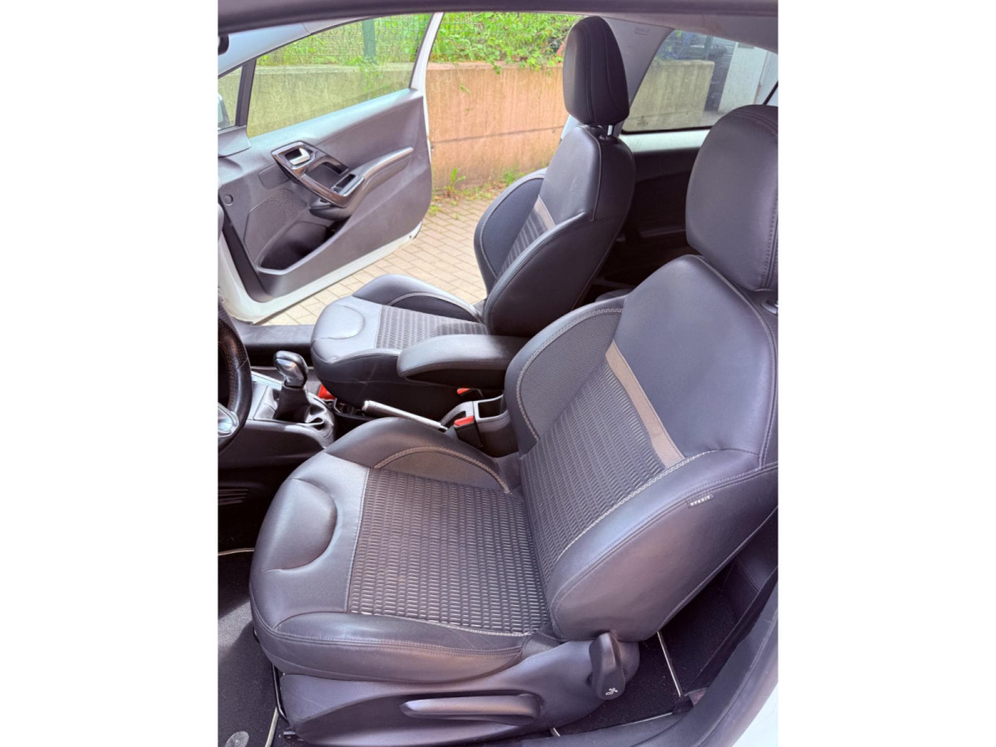 Peugeot 208 1.6 16v Allure Pano Navi PDC (2014) - Photo 4
