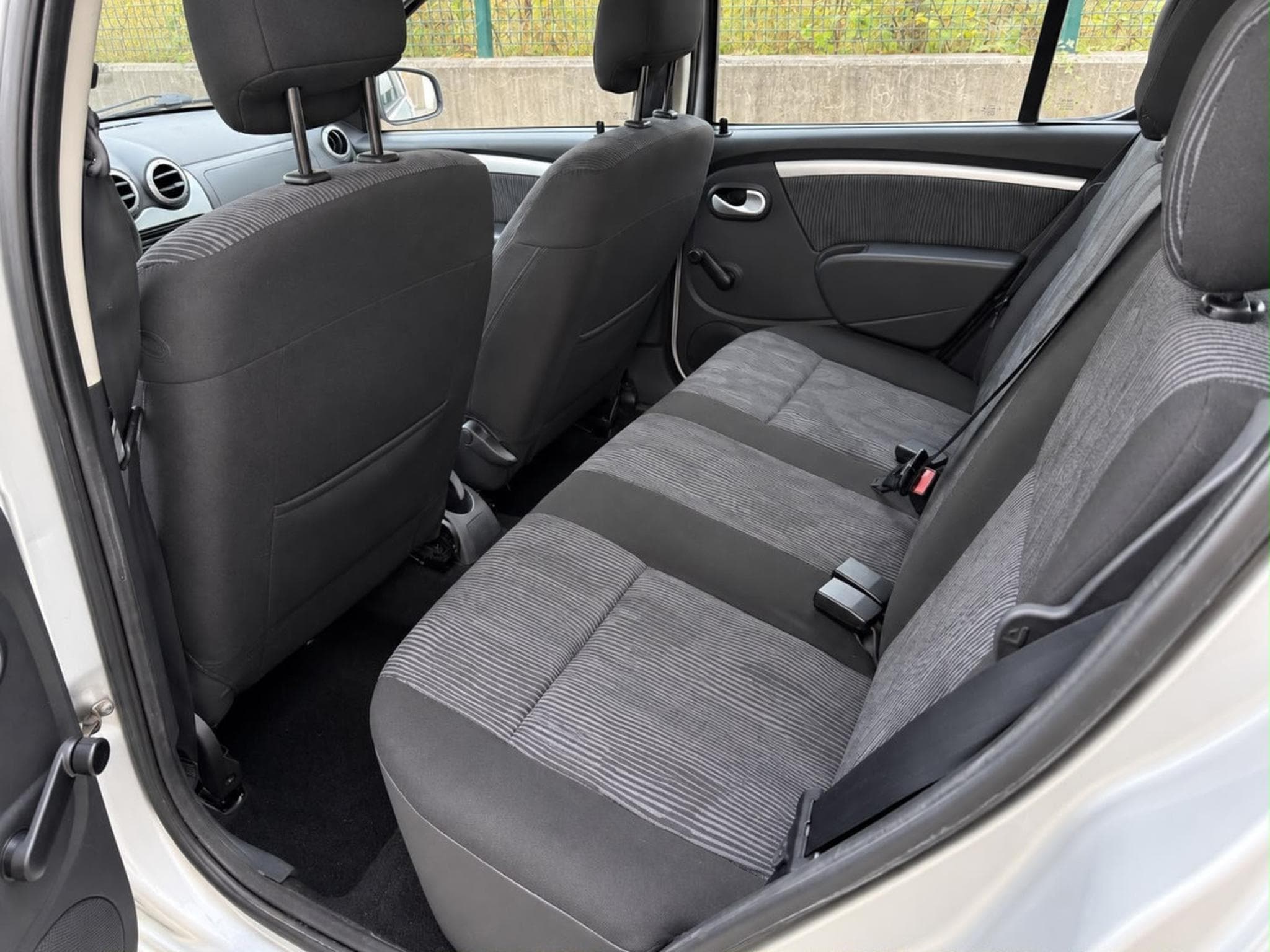 Dacia Sandero 1.5 dCi Laureate (2011) - Photo 6