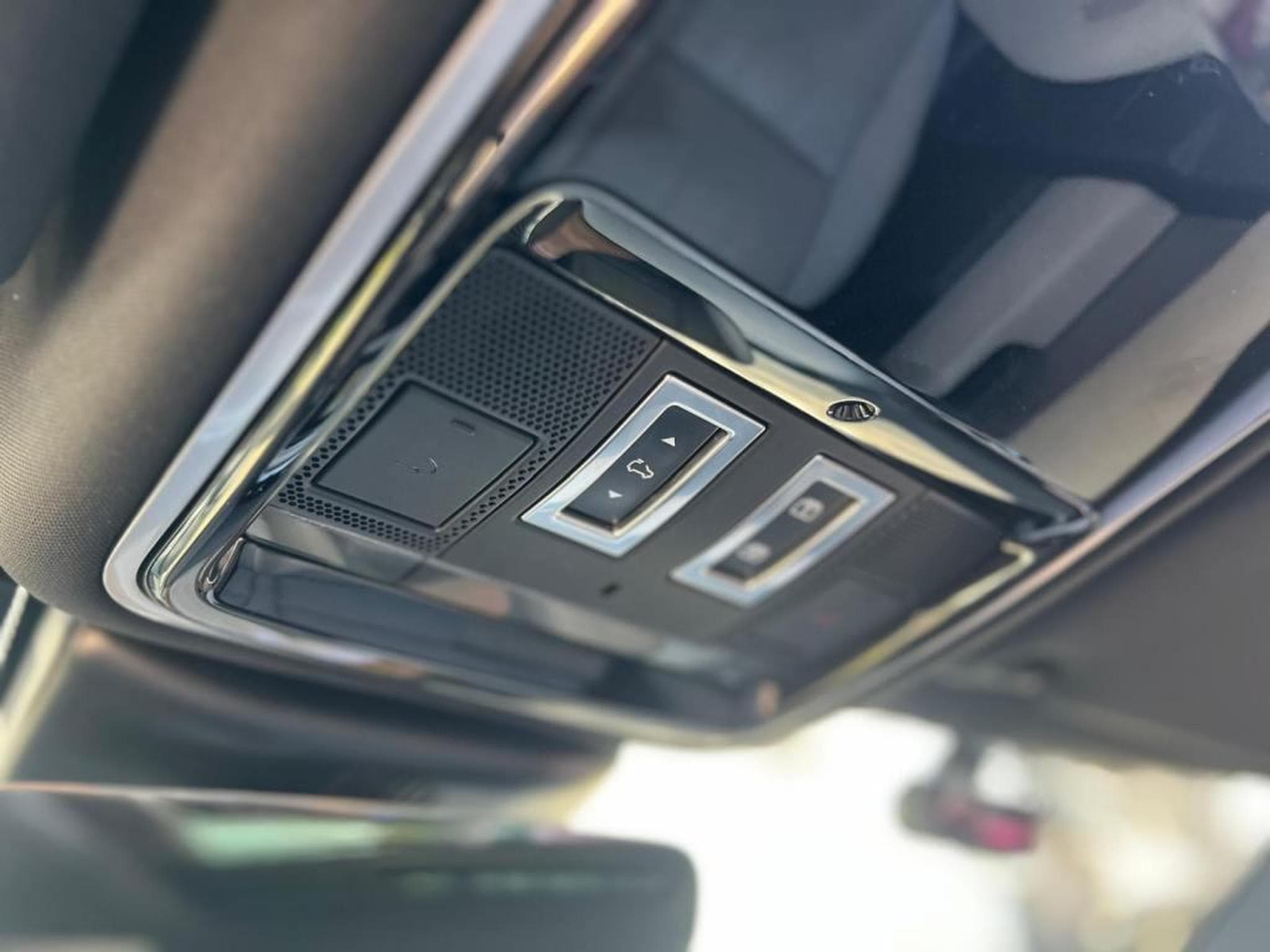 Land-Rover Range Rover Velar / AUTOMATIQUE / TOIT OUVRANT / PANO / 300 HP / SUSPENSION PN (2018) - Photo 24