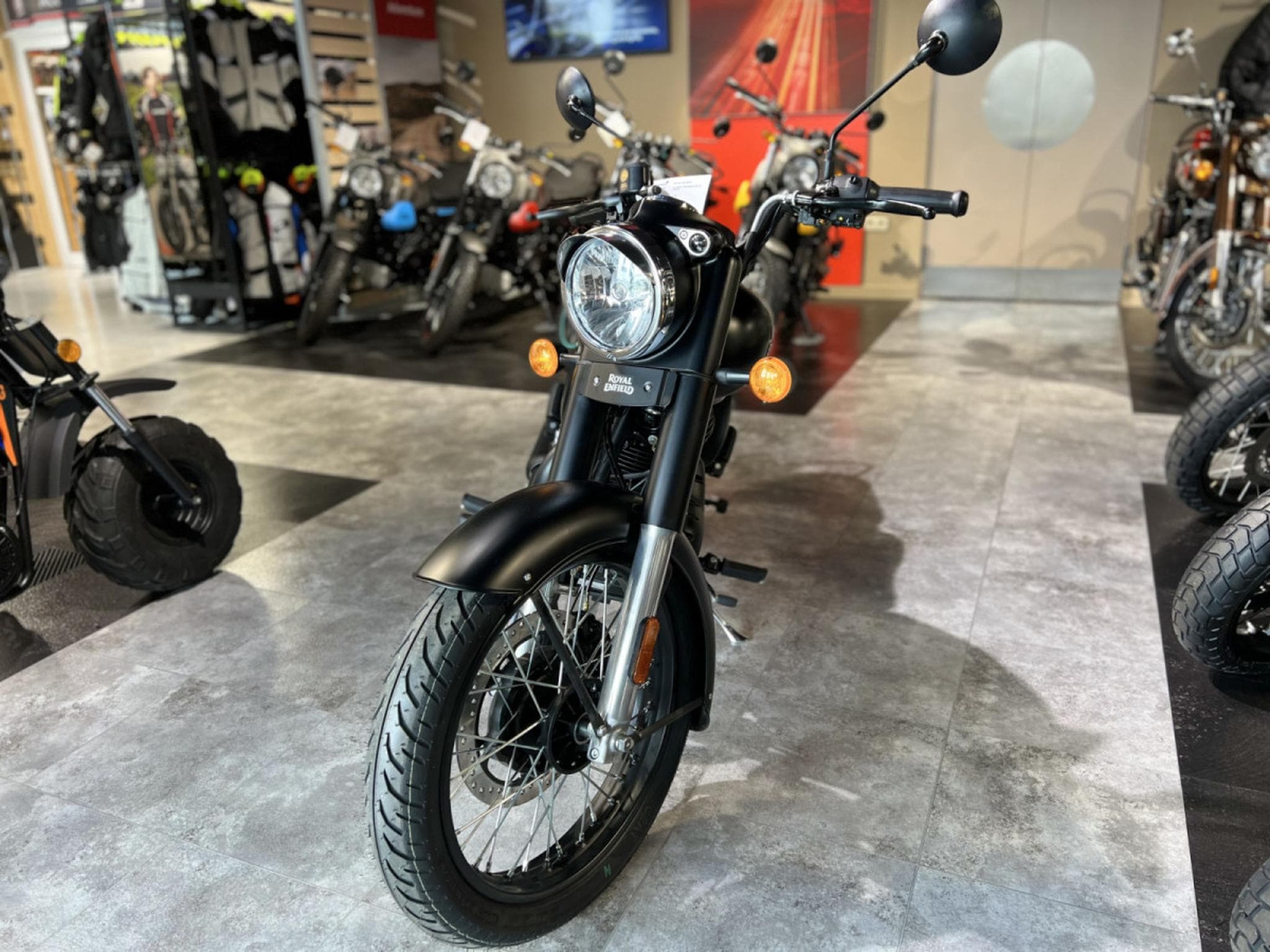 Royal Enfield Classic 350 Noir furtif foncé (2026) - Photo 6
