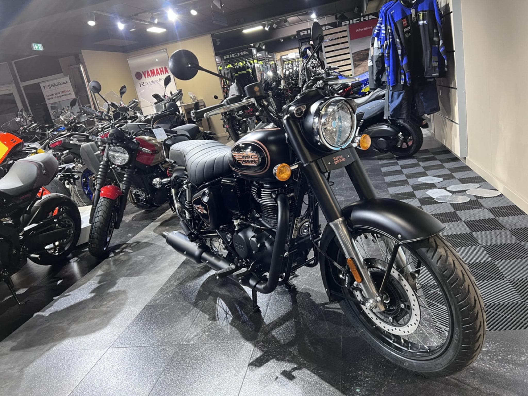 Royal Enfield Bullet 350 Black Gold (2025) - Photo 7