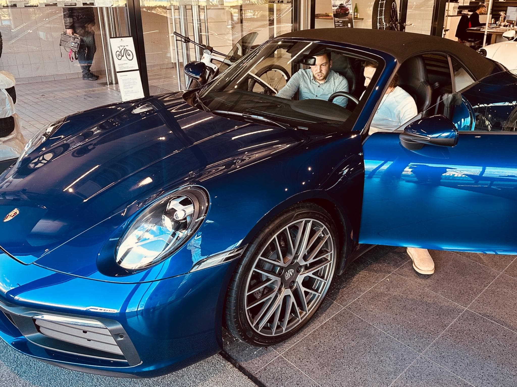 Porsche 911 992 Carrera (2022) - Photo 2