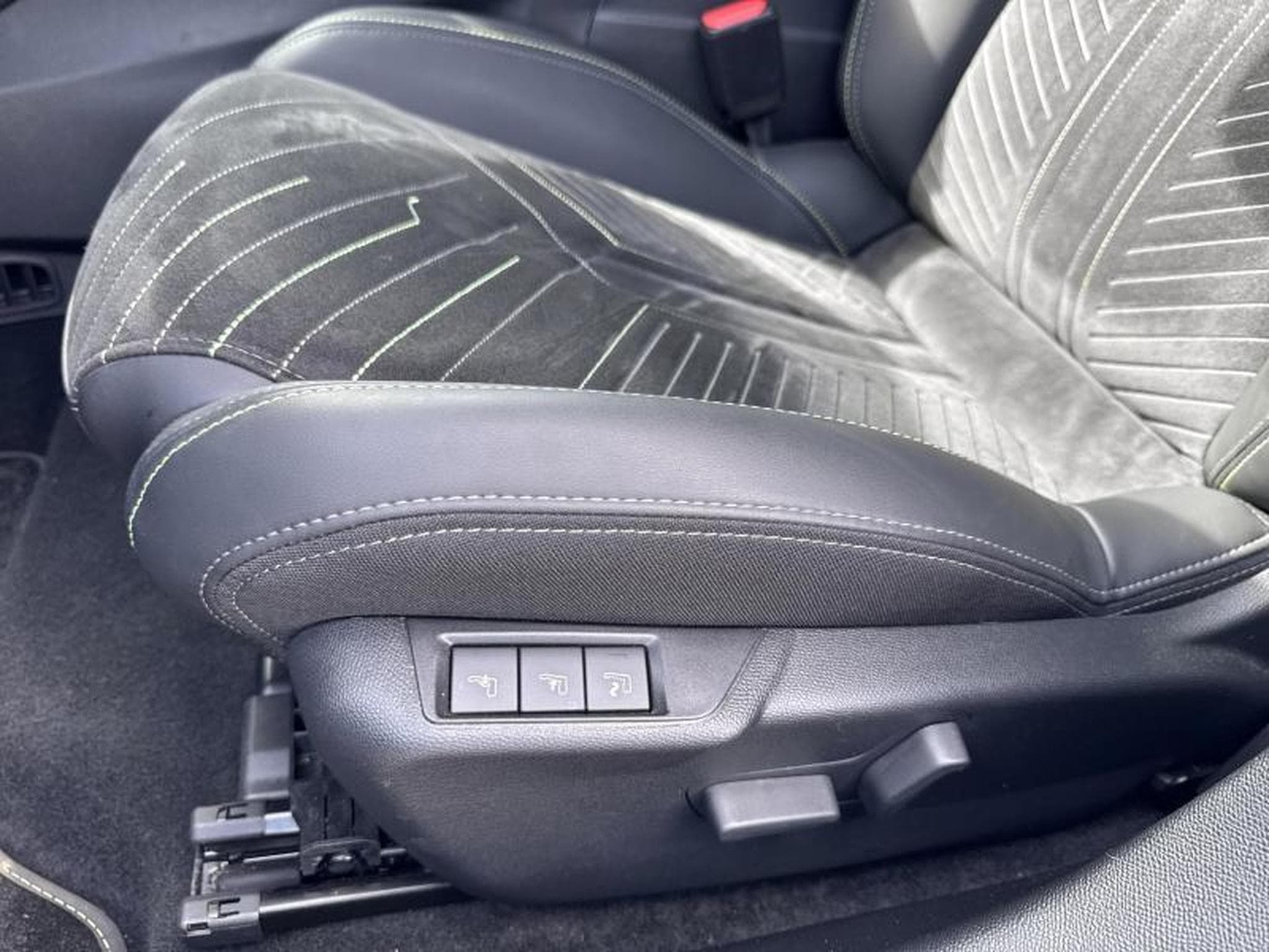 Peugeot 208 GT 1.2 Hybrid 136 e-DSC6 (2024) - Photo 21