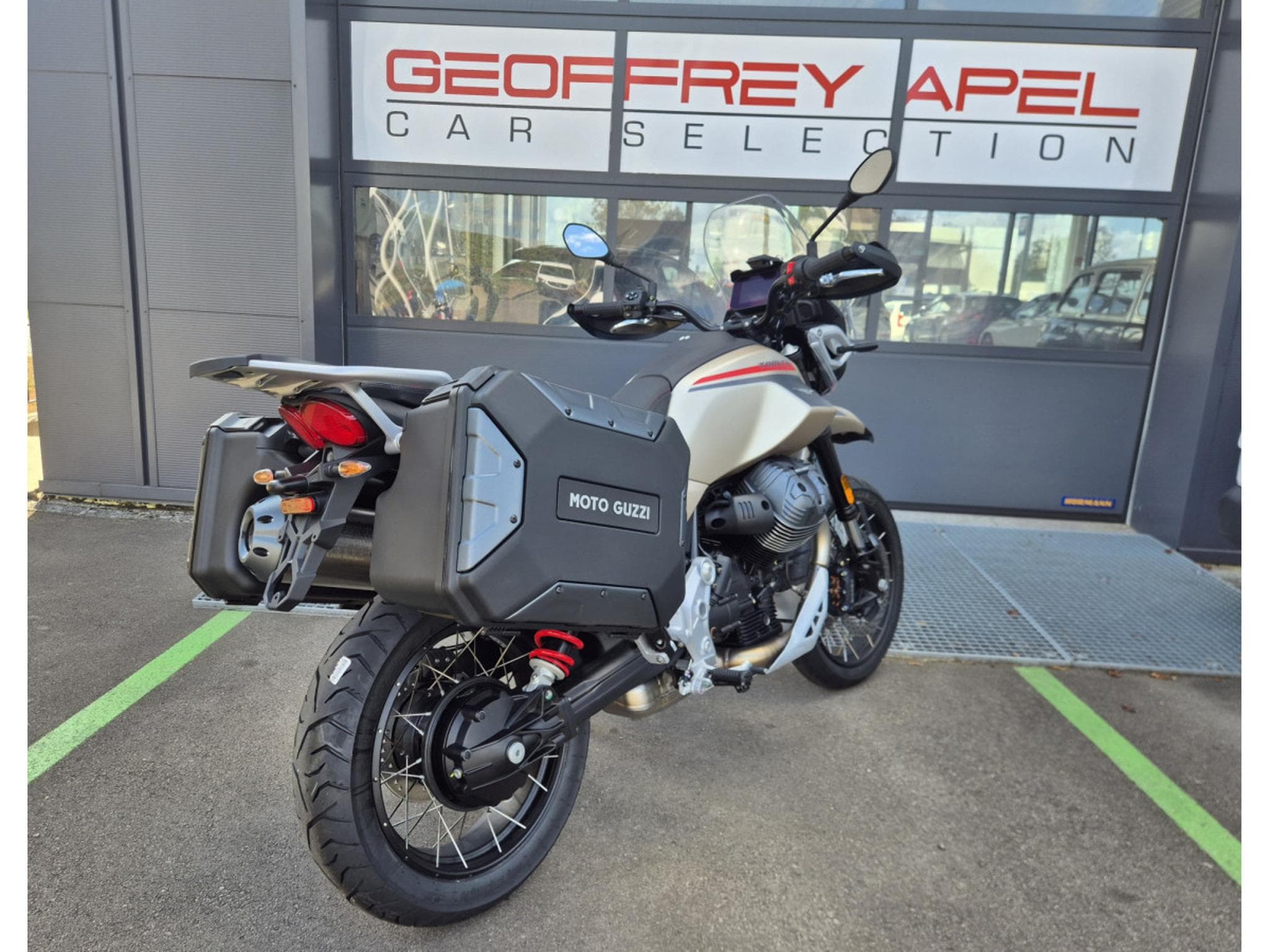 Moto Guzzi V85 TT TRAVEL (2026) - Photo 4