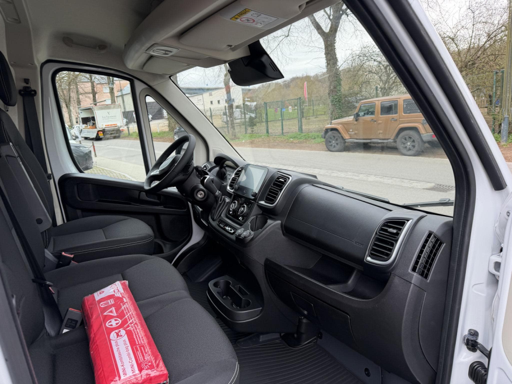 Peugeot Boxer 2.2 BlueHDI EAT8 190 L4H3 335 (2026) - Photo 25