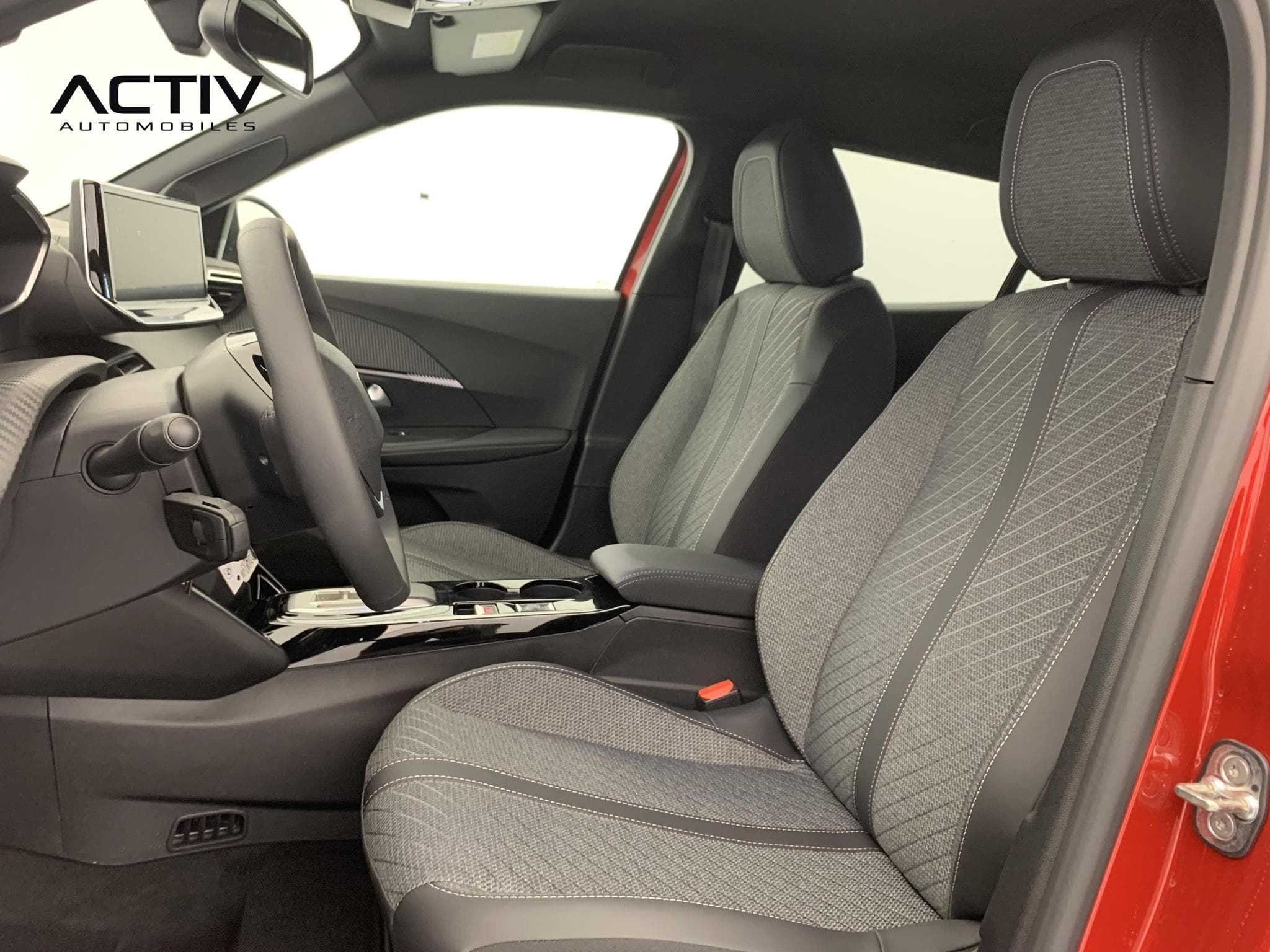 Peugeot 2008 Hybrid 145 e-DCS6 Allure (2026) - Foto 20