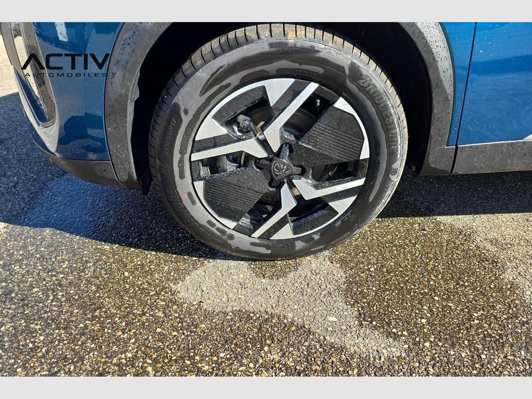 Peugeot 2008 Hybrid 145 e-DCS6 Allure (2026) - Photo 25