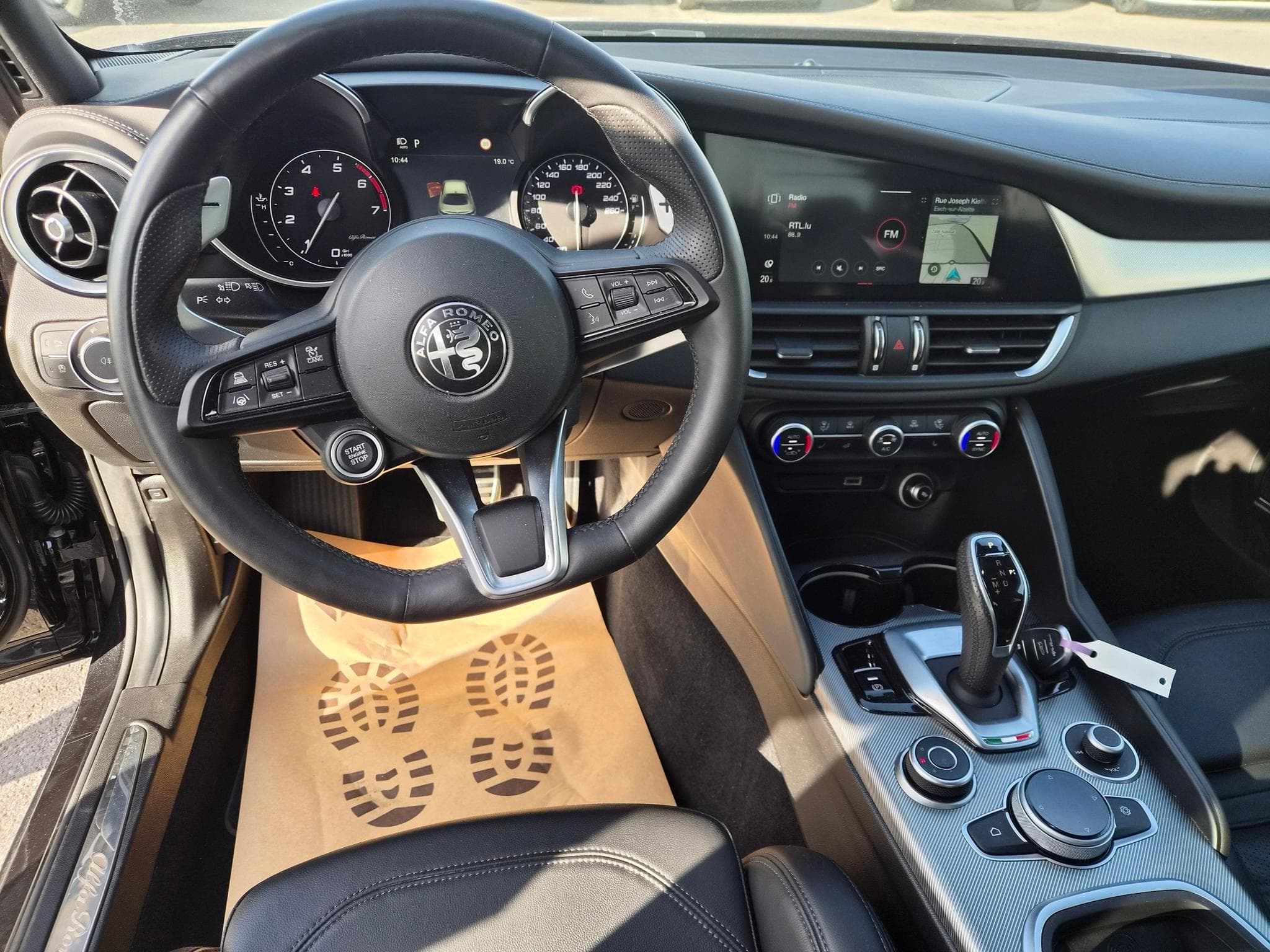 Alfa-Romeo Giulia VELOCE 2.0 TURBO 16 V 280 CV (2023) - Photo 7