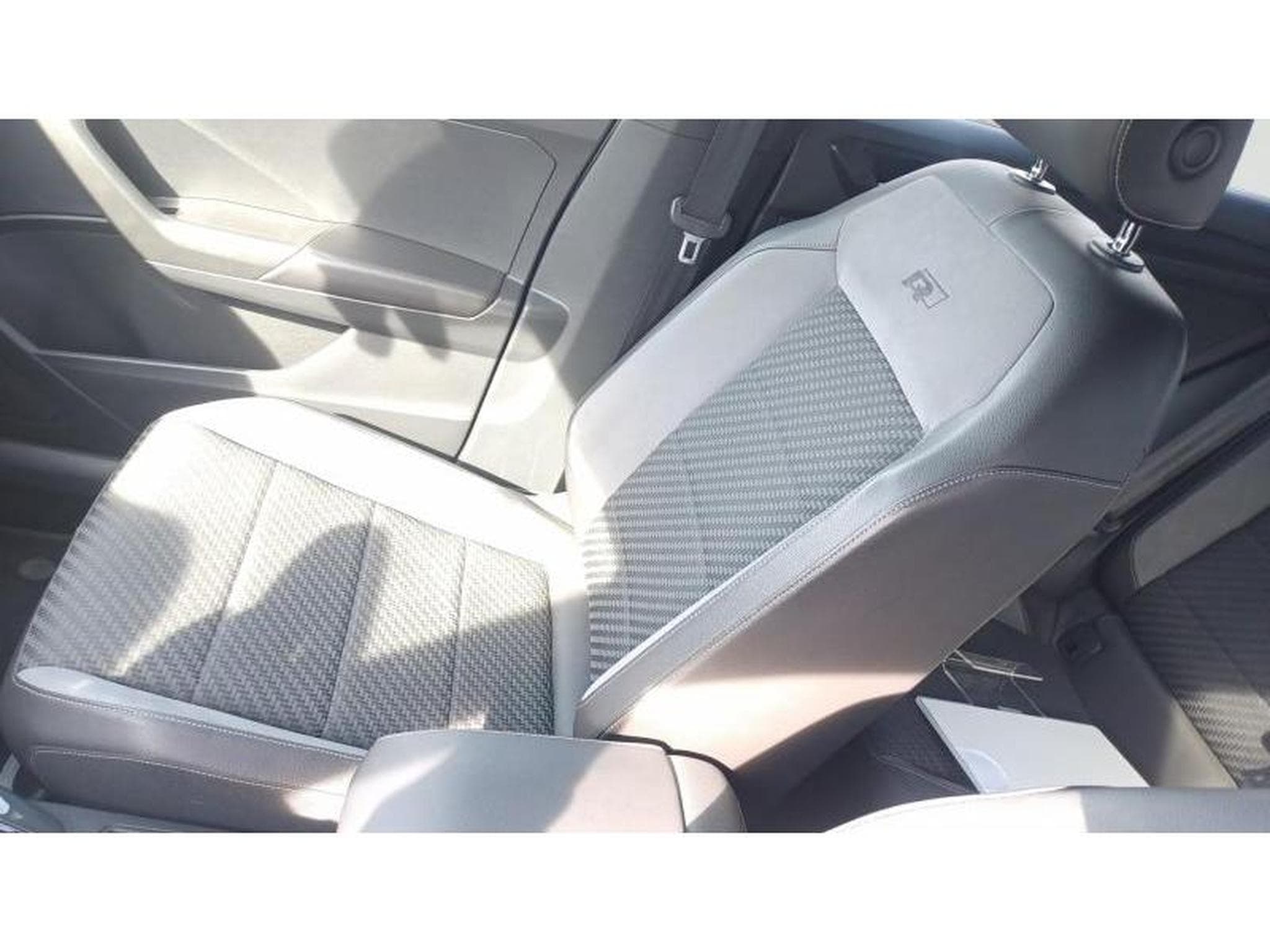 VW T-Roc Sport (2018) - Photo 31