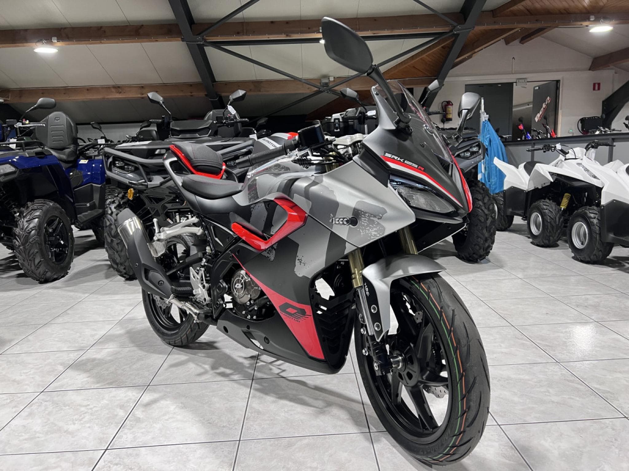 QJmotor SRK 125 R (2026) - Photo 7