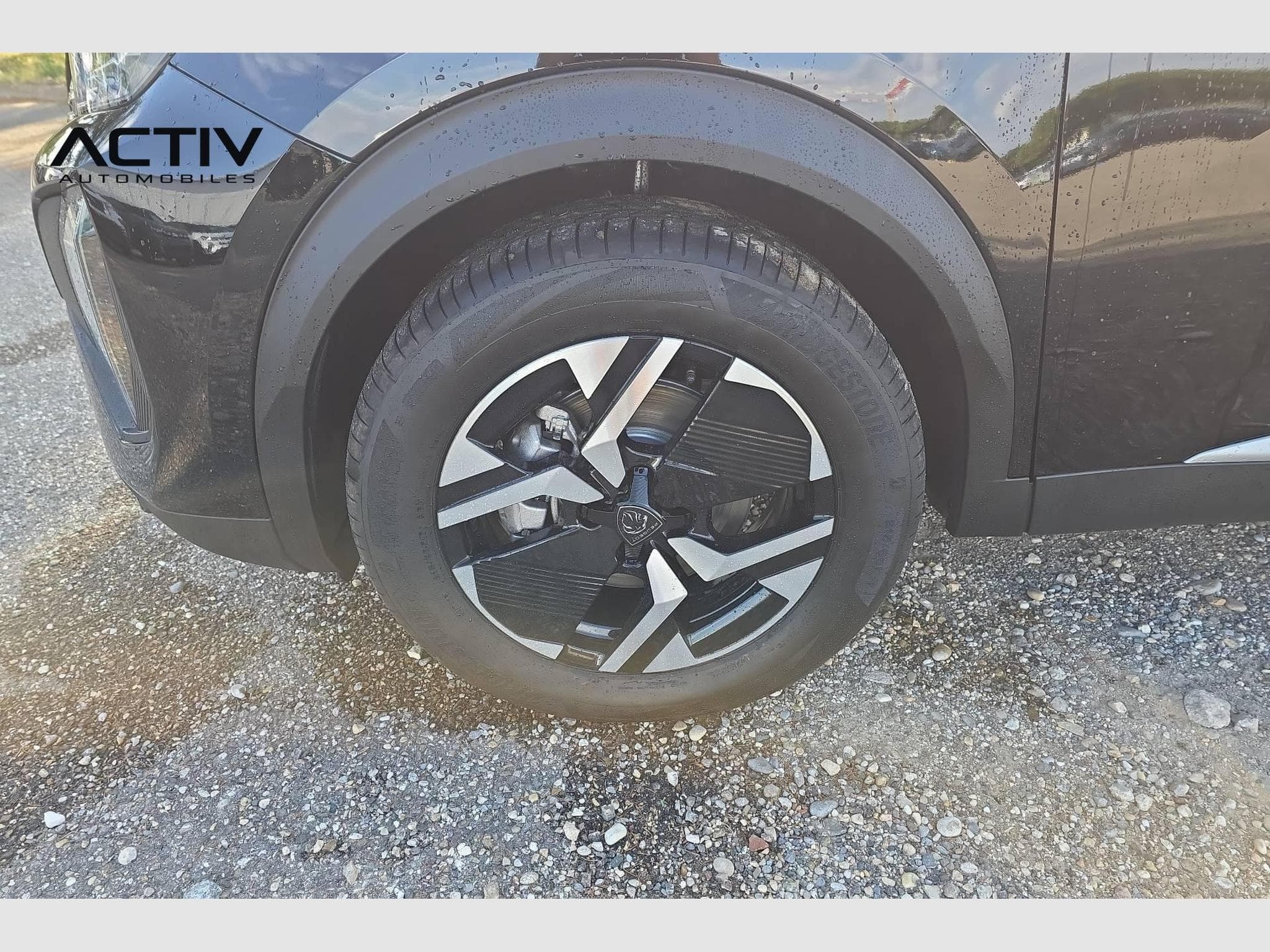 Peugeot 2008 Hybrid 145 e-DCS6 Allure (2026) - Photo 26