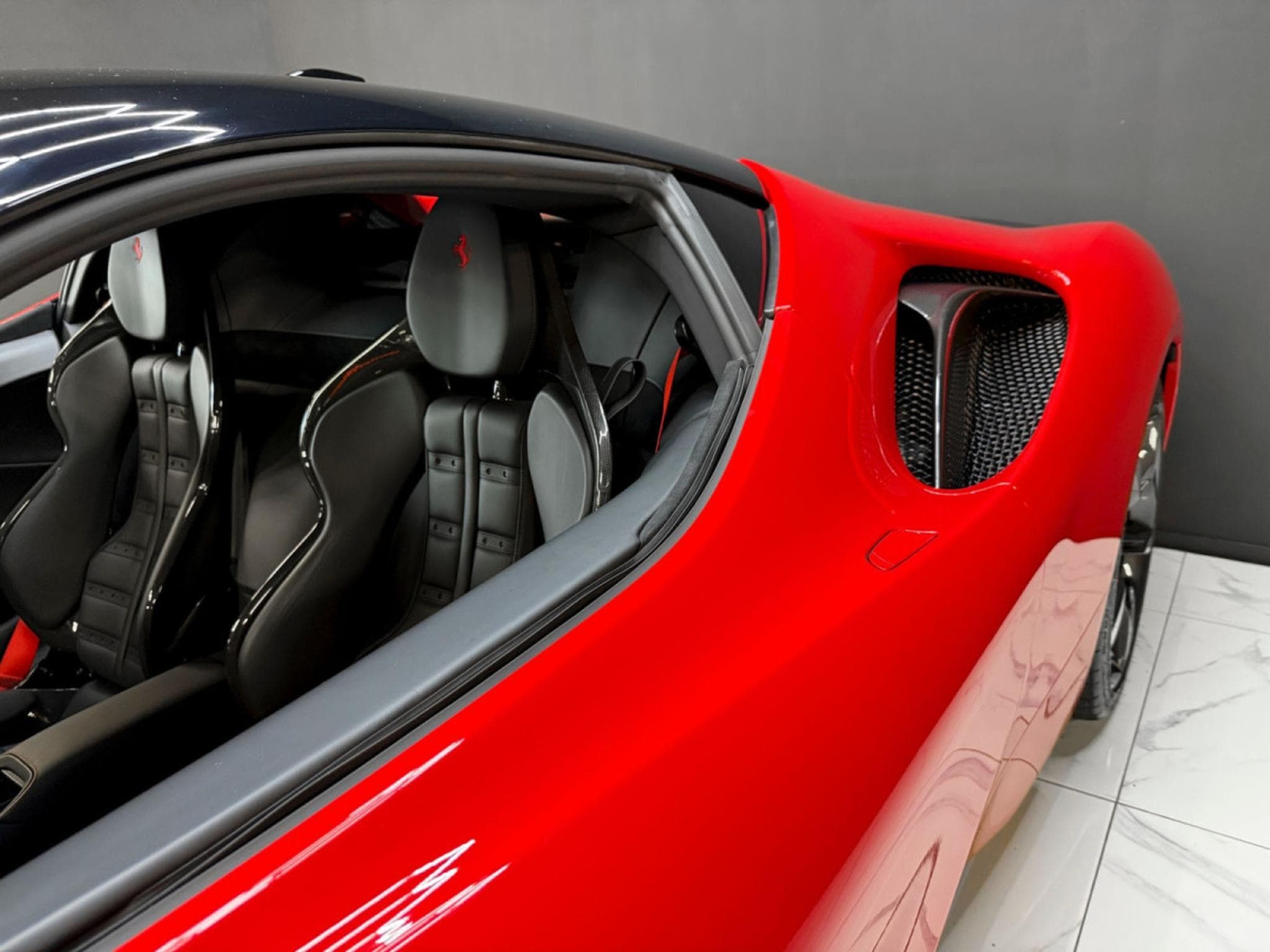 Ferrari SF90 Racing Seats / Carbon / Lift / JBL (2022) - Photo 15