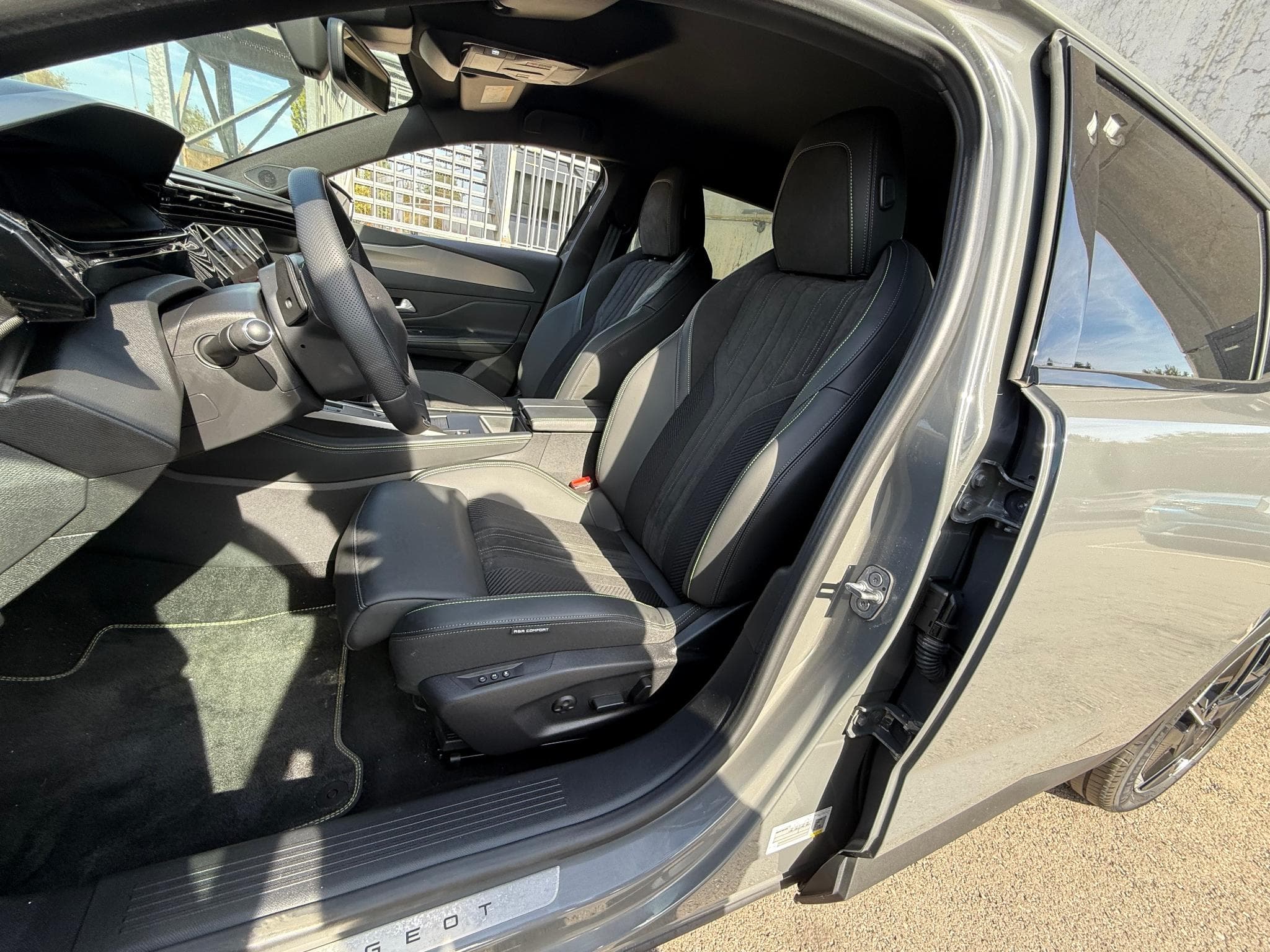 Peugeot 408 1.2 HYBRID 145 E-DCS6 GT (2025) - Foto 5