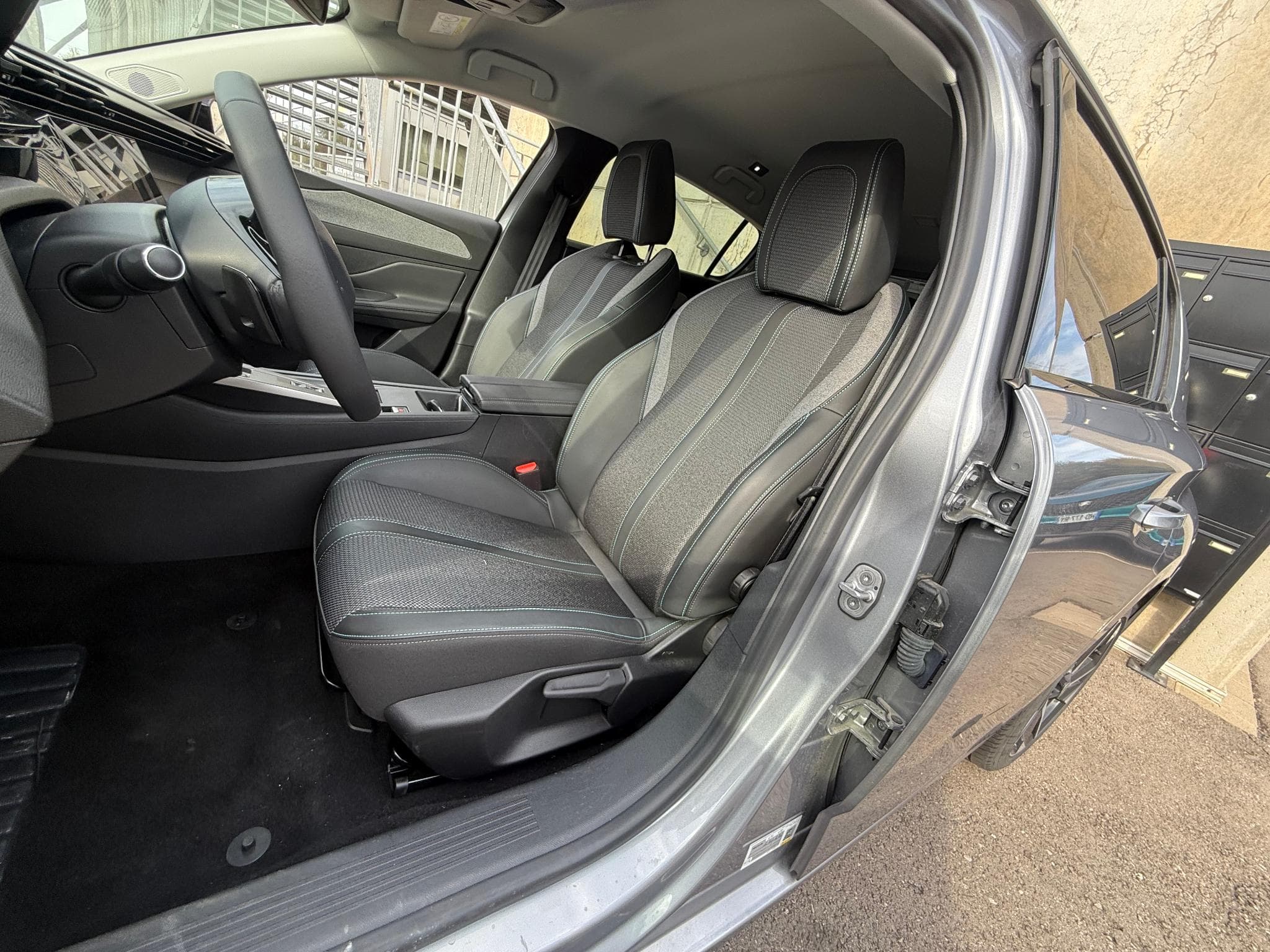 Peugeot 308 1.2 HYBRID 145 E-DCS6 ALLURE (2025) - Foto 5