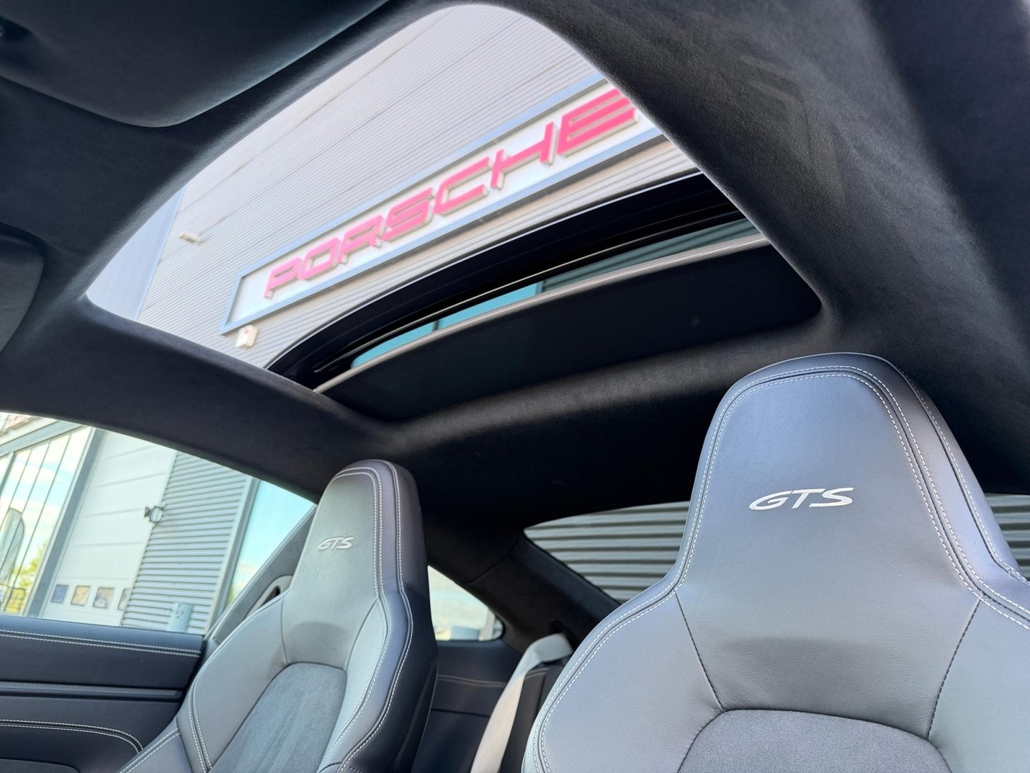 Porsche 911 992 CARRERA 4 GTS (2024) - Photo 12
