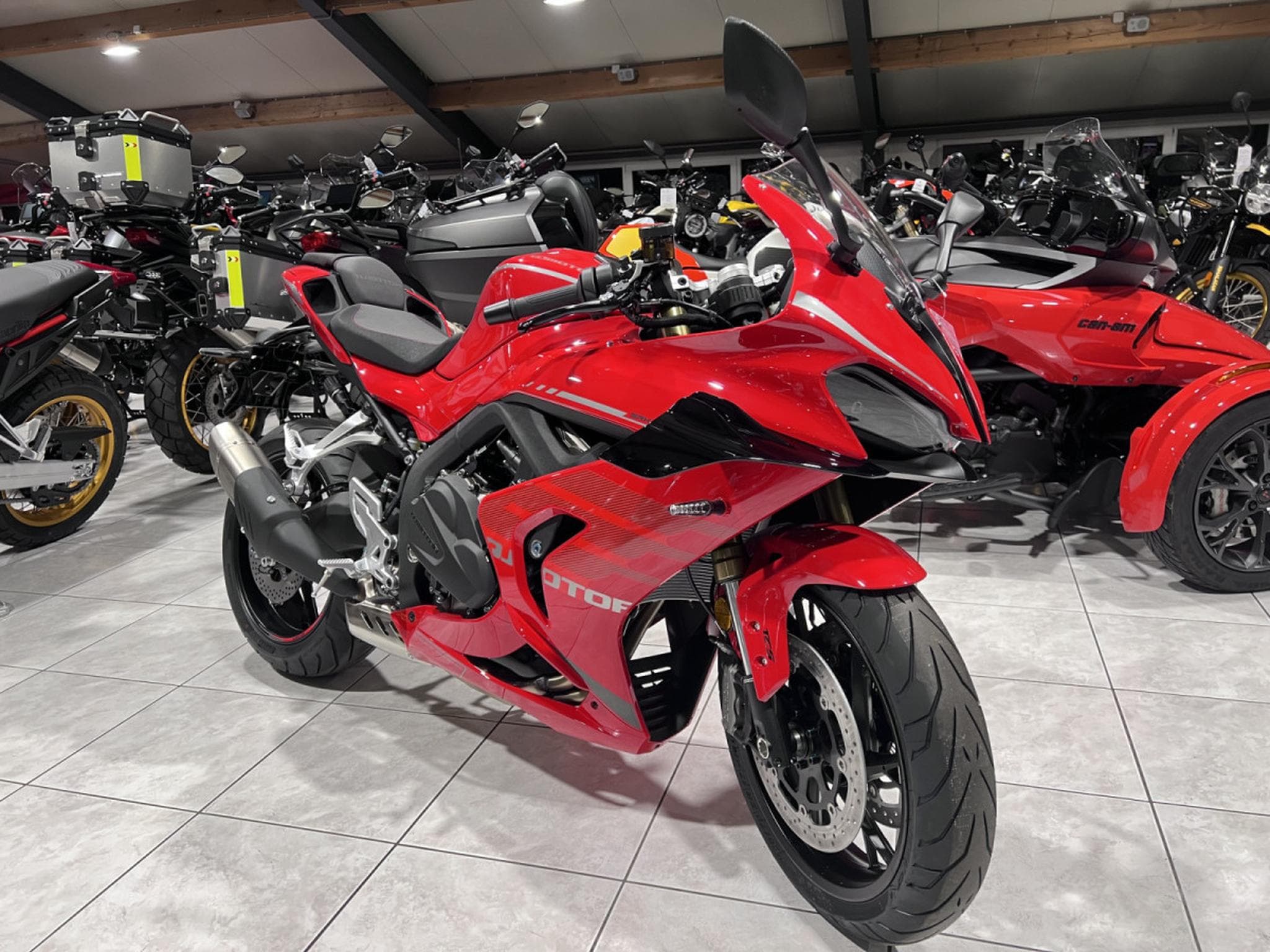 QJmotor SRK 800 RR (2026) - Foto 7