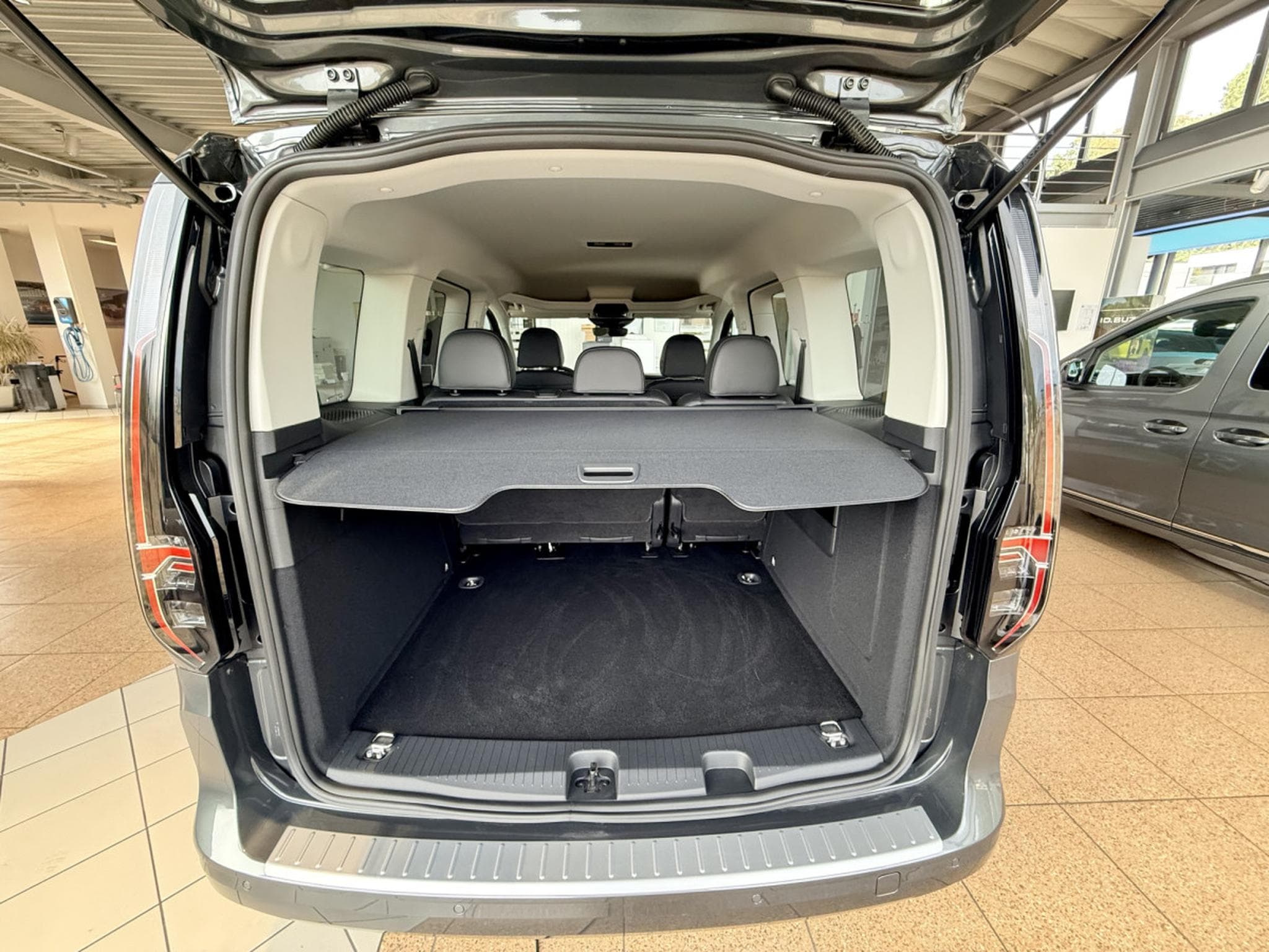 VW Caddy Style 2.0 TDI 90 kW / 122 ch 6 vitesses 4Motion (2026) - Photo 8
