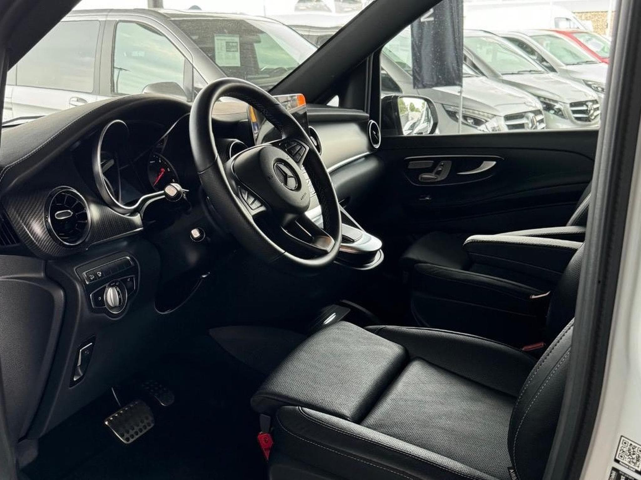 Mercedes V 300 AMG Line (2022) - Photo 6