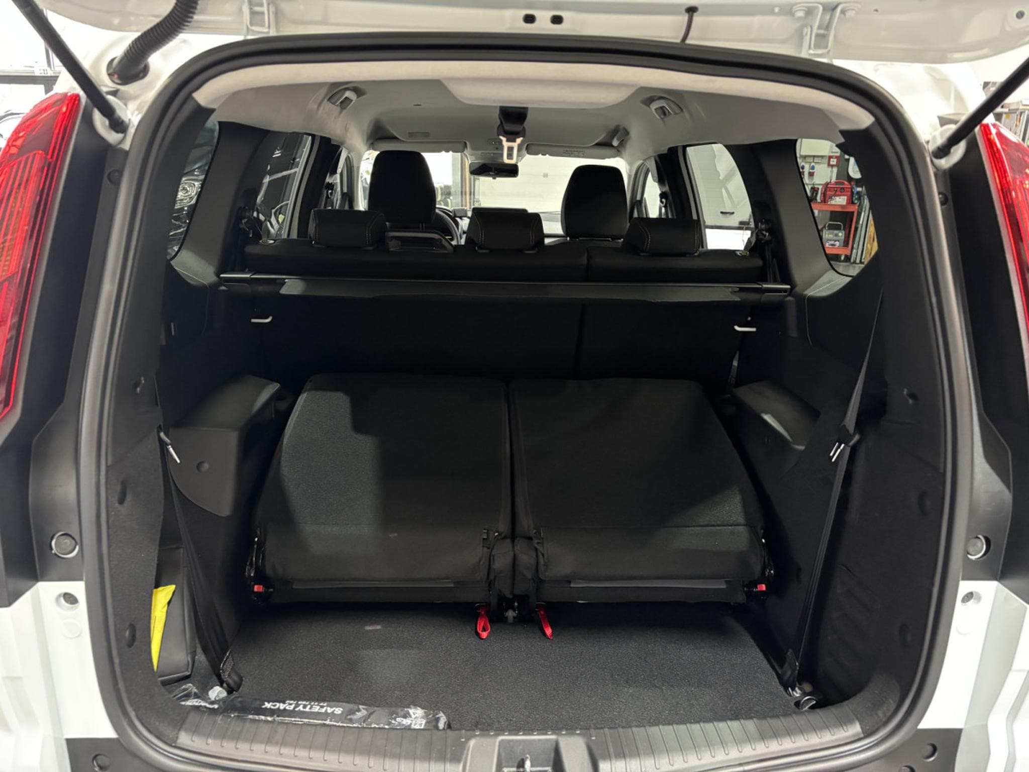 Dacia Jogger 1.6 FullHybrid 140 AT (2025) - Photo 14