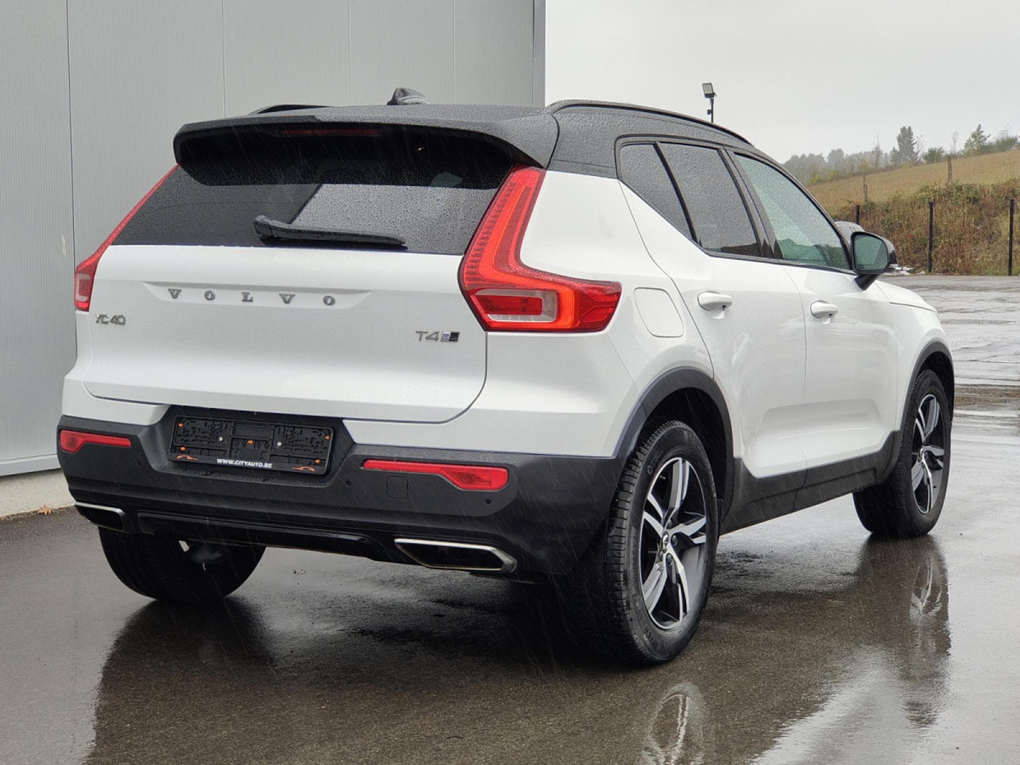 Volvo XC40 T4 GEARTRONIC R-DESIGN 4X4 CARPLAY TOIT OUVRANT SIEGES CHAUF (2019) - Photo 24