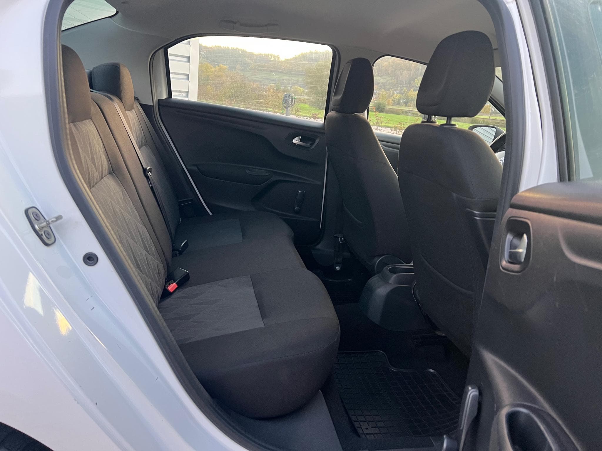 Citroën C-Elysée 1.6 HDi 100CV Selection (2016) - Photo 10