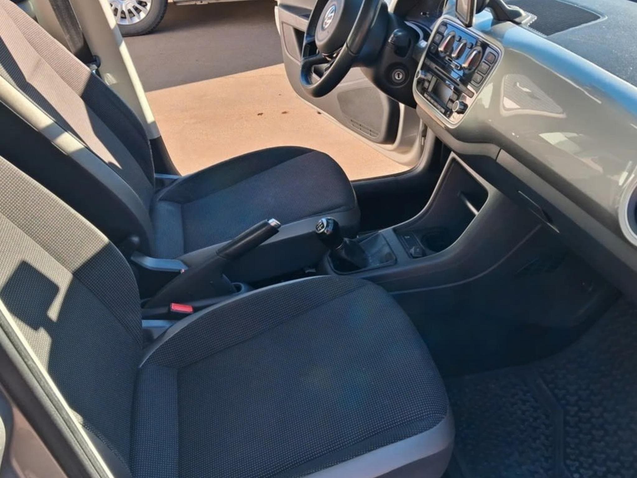 VW UP 1.0 High Up (2012) - Photo 3