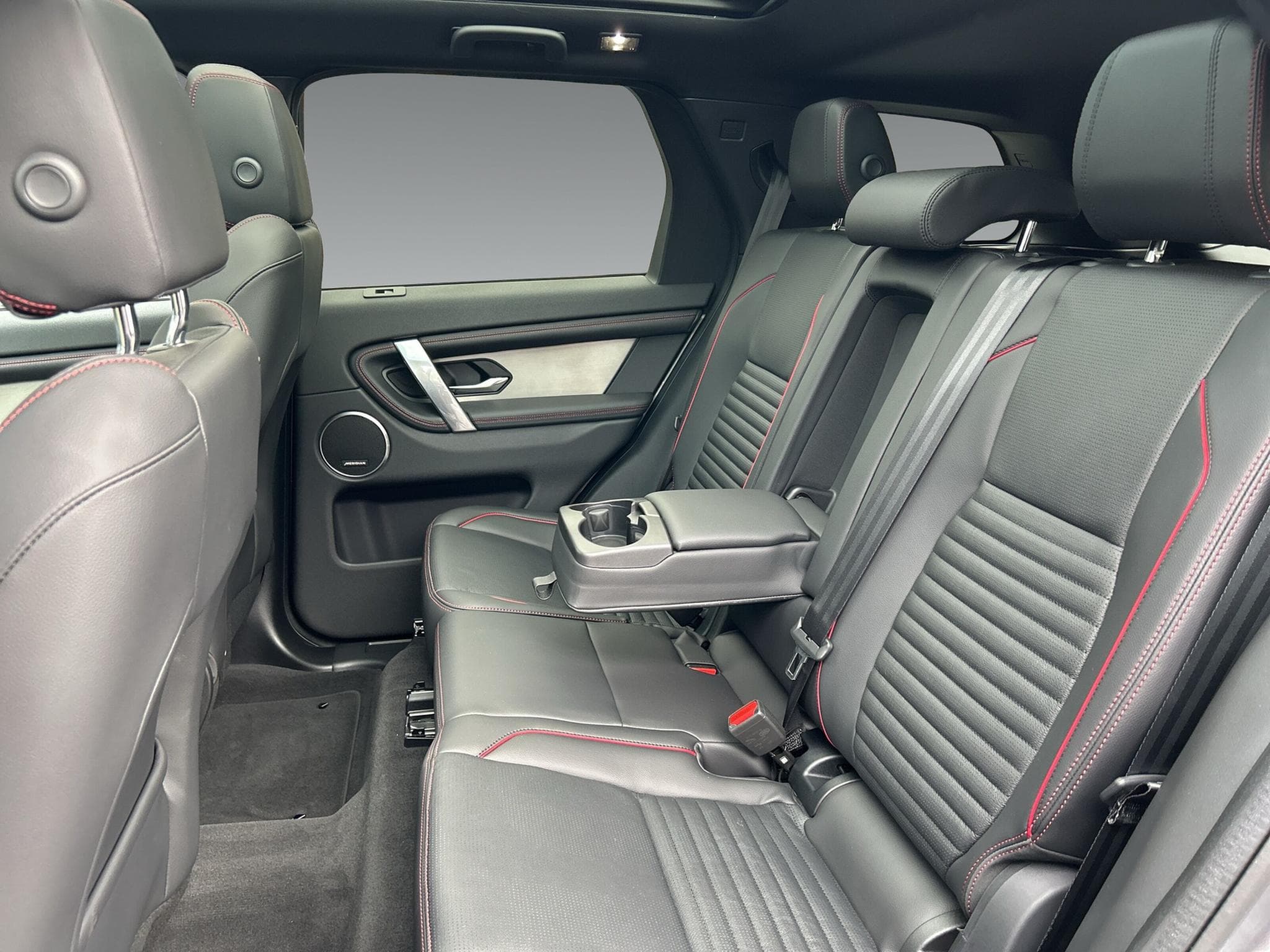 Land-Rover Discovery Sport 2.0 D200 R-Dynamic SE AWD +WinterPaket+Panoramadach (2024) - Foto 8