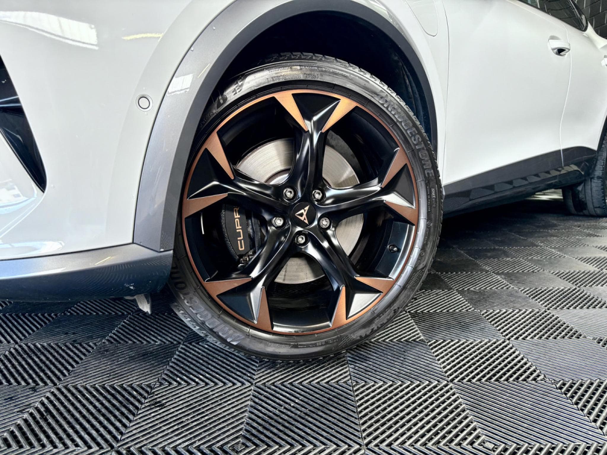 Cupra Formentor VZ 245CV eHybrid DSG6 *PANO* *ACC* HAYON * ATELLAGE* (2023) - Photo 23