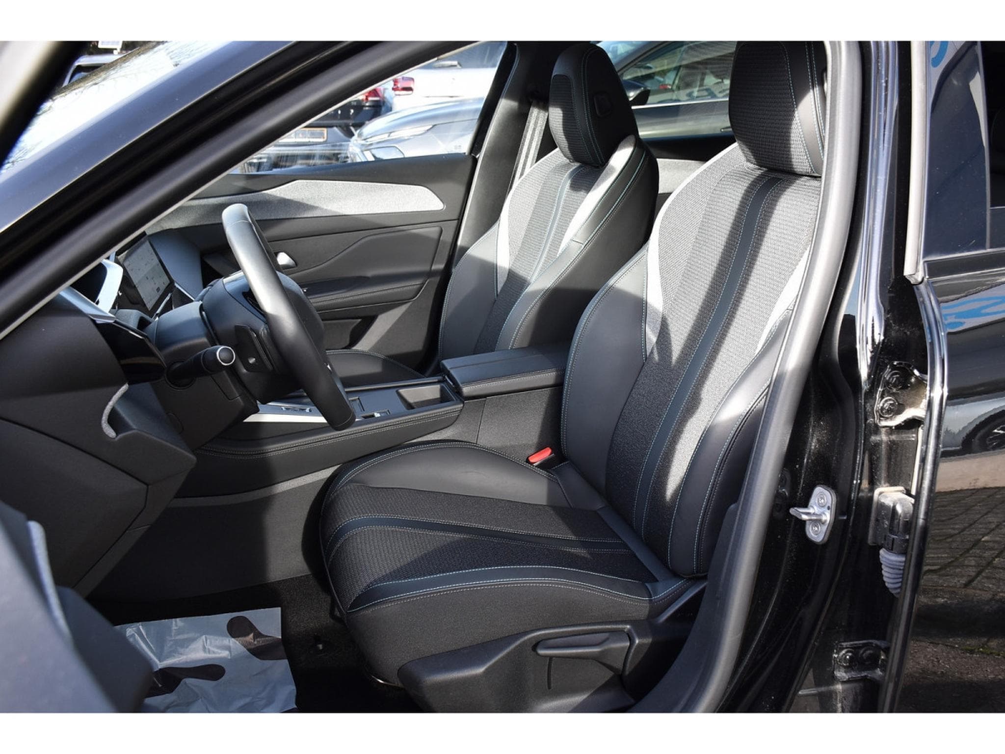 Peugeot 308 1.2 PureTech Allure EAT8 GPS LANE CAM 1° MAIN (2024) - Photo 6