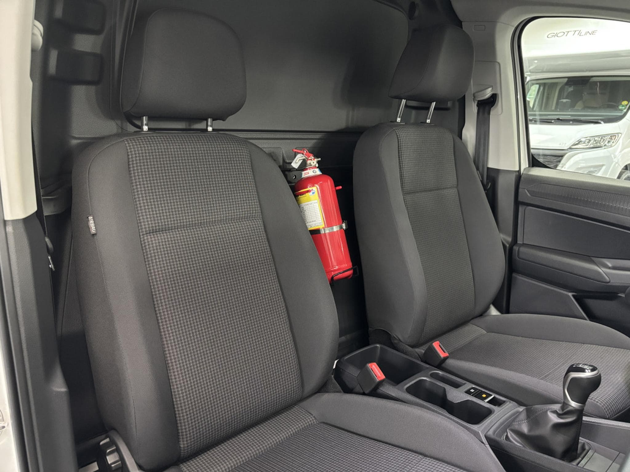 VW Caddy 2.0 TDI CARGO 102HP (2024) - Photo 12