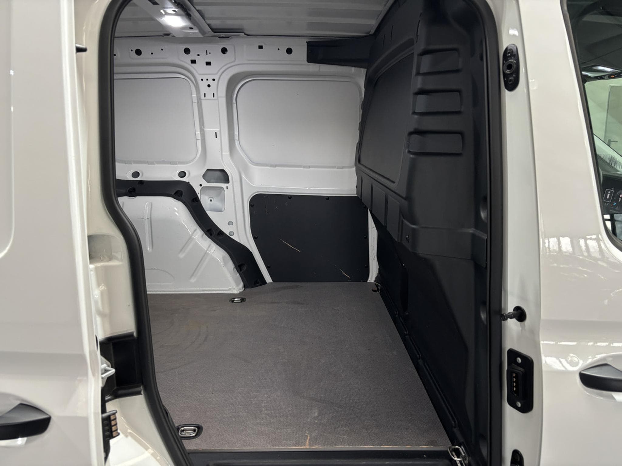 VW Caddy 2.0 TDI CARGO 102HP (2024) - Photo 13
