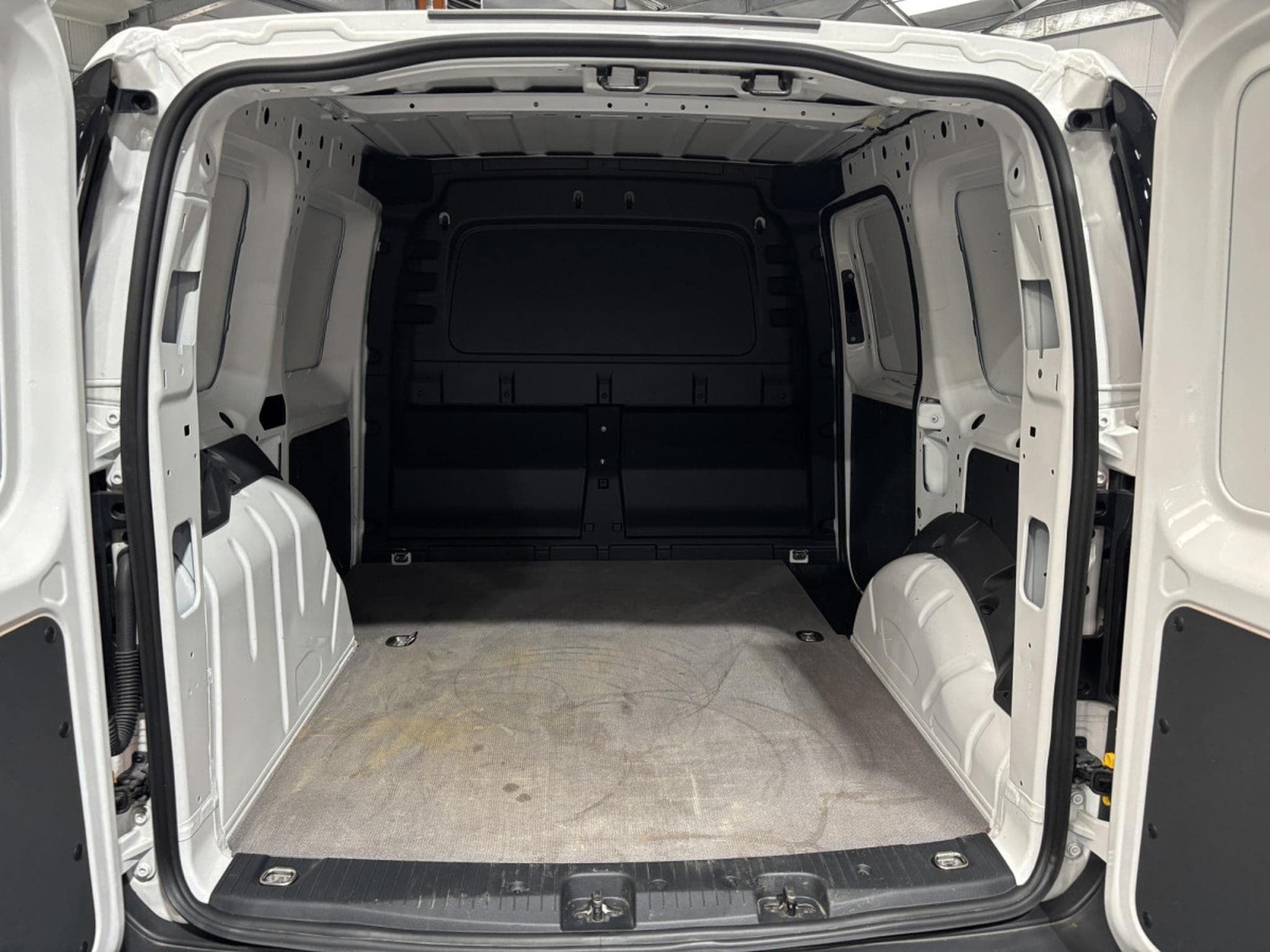 VW Caddy 2.0 TDI CARGO 102HP (2024) - Photo 14